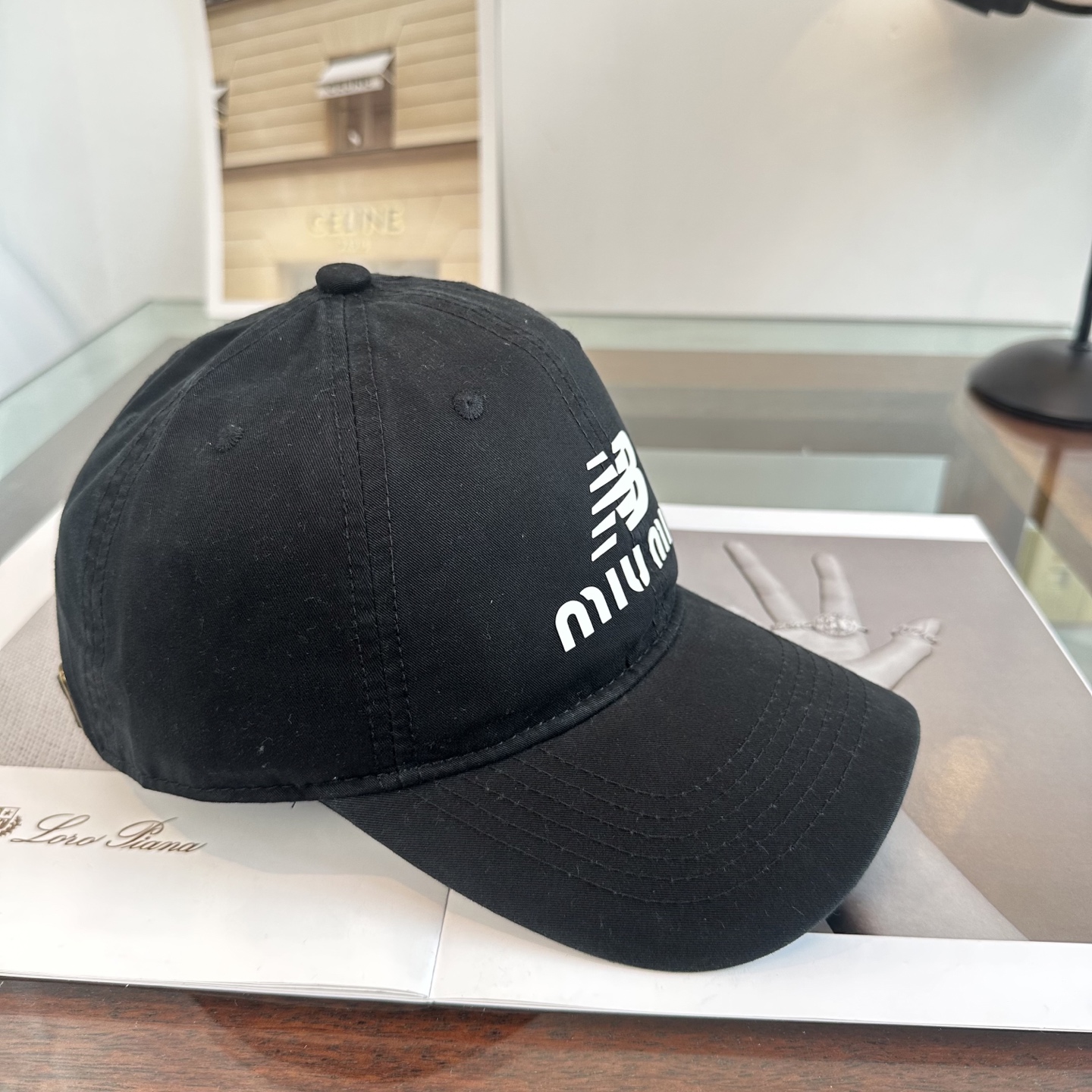 缪缪miumiu 棒球帽 简单休闲风的棒球帽 减龄百搭 适配度很高！简单随性~出街拍照拗造型非常加分~男