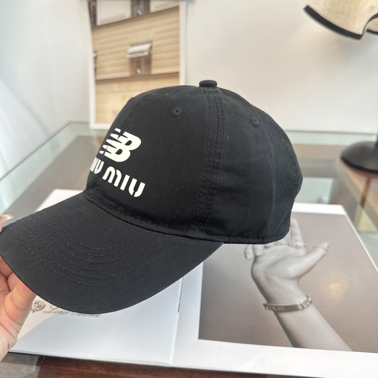 缪缪miumiu 棒球帽 简单休闲风的棒球帽 减龄百搭 适配度很高！简单随性~出街拍照拗造型非常加分~男