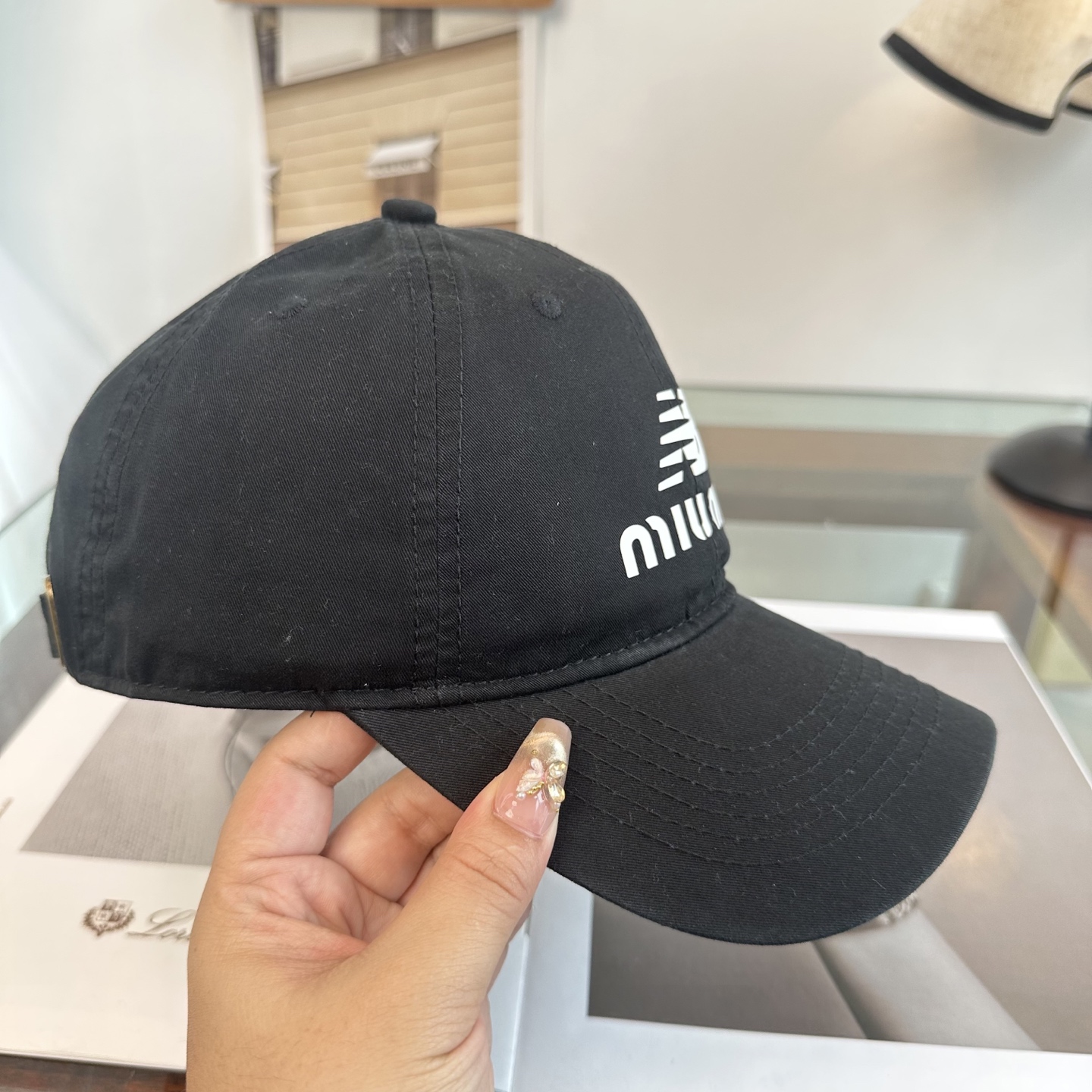 缪缪miumiu 棒球帽 简单休闲风的棒球帽 减龄百搭 适配度很高！简单随性~出街拍照拗造型非常加分~男