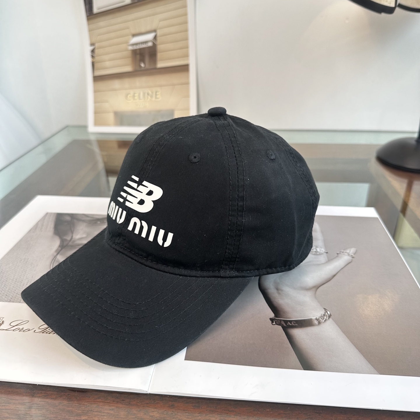 缪缪miumiu 棒球帽 简单休闲风的棒球帽 减龄百搭 适配度很高！简单随性~出街拍照拗造型非常加分~男