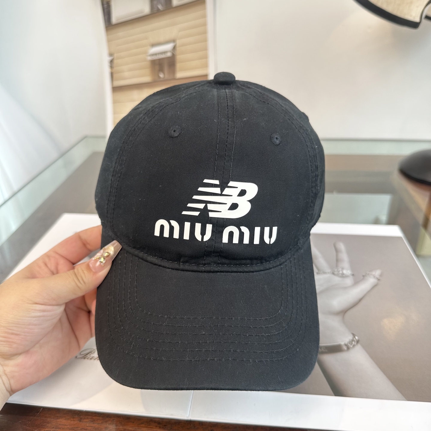 缪缪miumiu 棒球帽 简单休闲风的棒球帽 减龄百搭 适配度很高！简单随性~出街拍照拗造型非常加分~男
