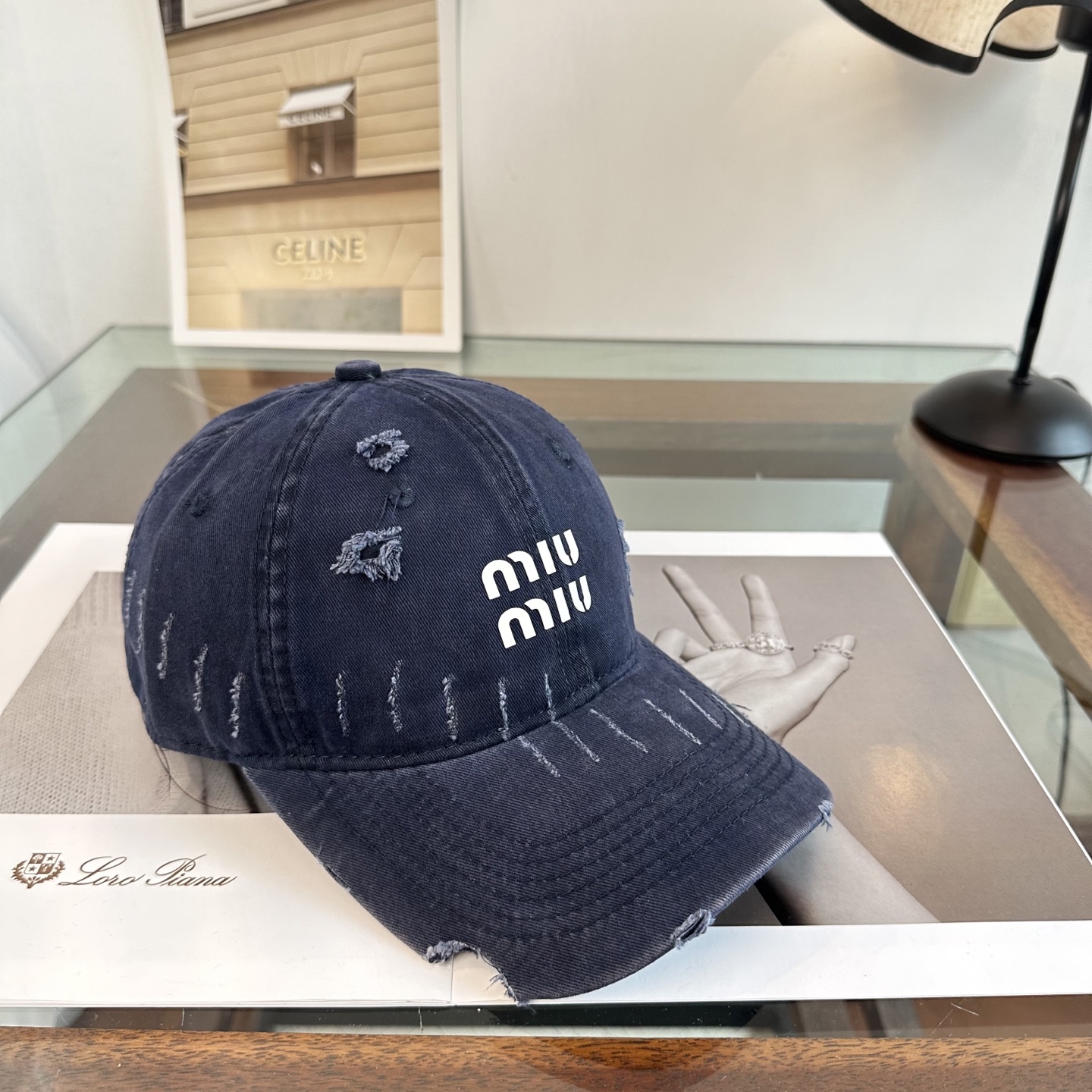缪缪miumiu 棒球帽 简单休闲风的棒球帽 减龄百搭 适配度很高！简单随性~出街拍照拗造型非常加分~男