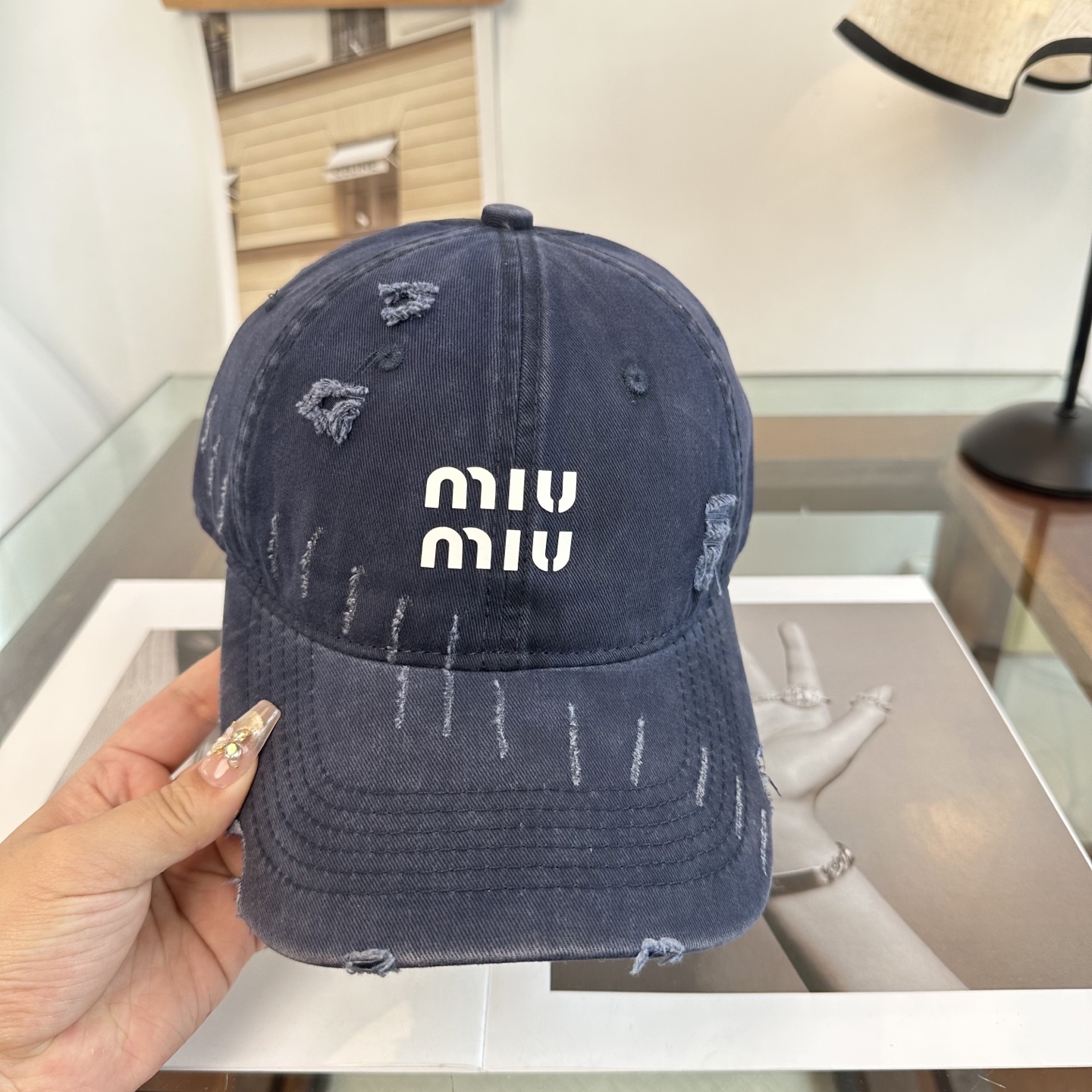 缪缪miumiu 棒球帽 简单休闲风的棒球帽 减龄百搭 适配度很高！简单随性~出街拍照拗造型非常加分~男