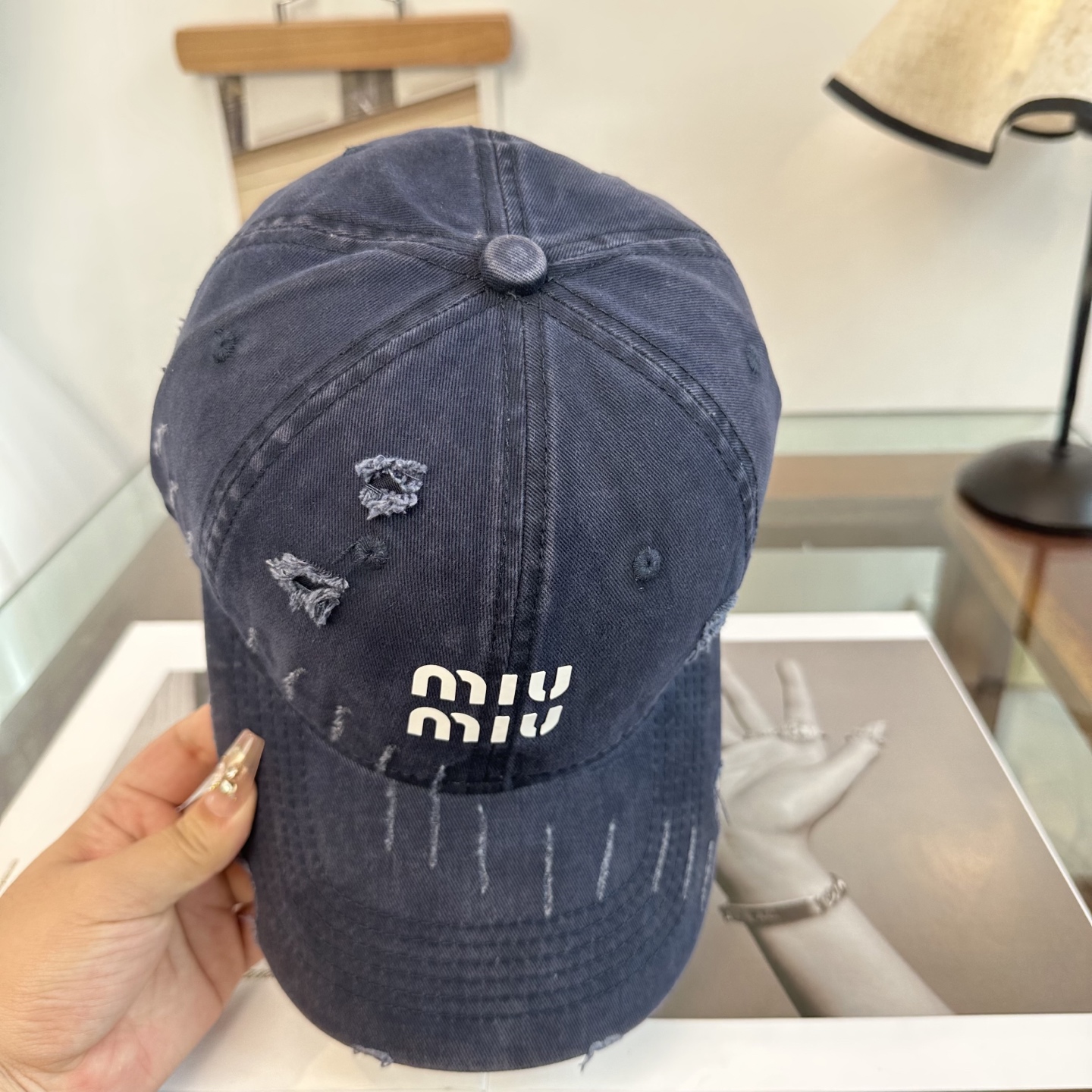 缪缪miumiu 棒球帽 简单休闲风的棒球帽 减龄百搭 适配度很高！简单随性~出街拍照拗造型非常加分~男