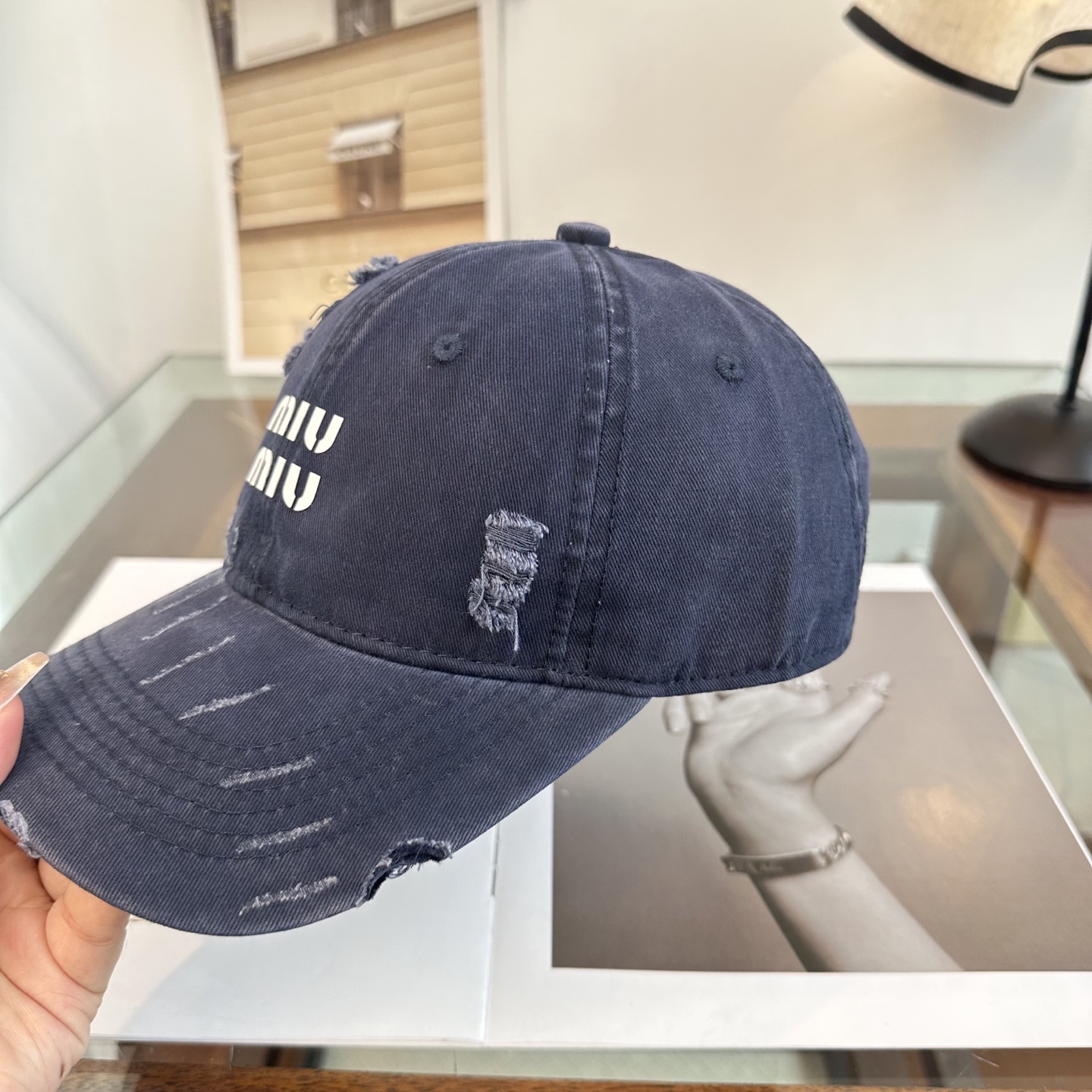 缪缪miumiu 棒球帽 简单休闲风的棒球帽 减龄百搭 适配度很高！简单随性~出街拍照拗造型非常加分~男
