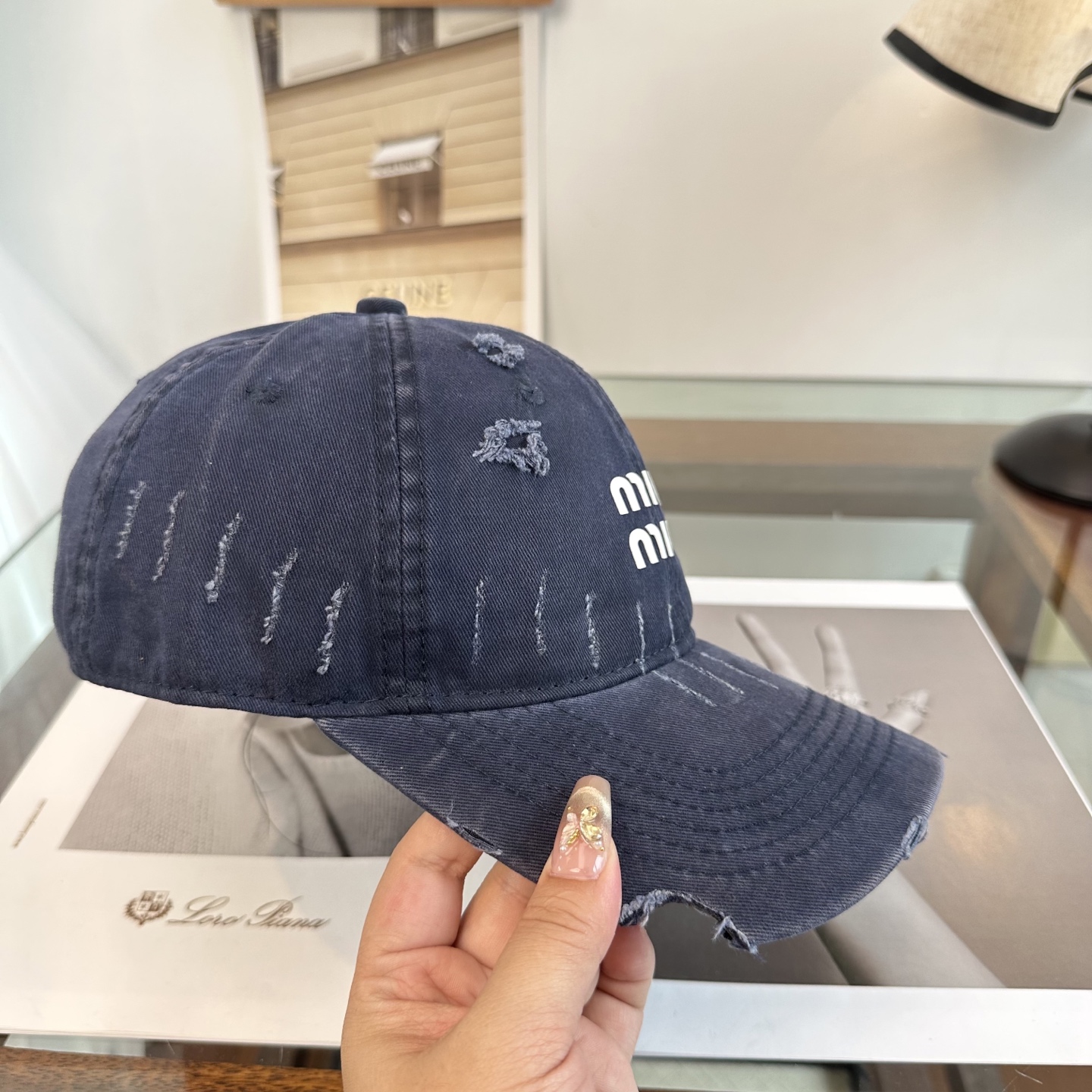 缪缪miumiu 棒球帽 简单休闲风的棒球帽 减龄百搭 适配度很高！简单随性~出街拍照拗造型非常加分~男