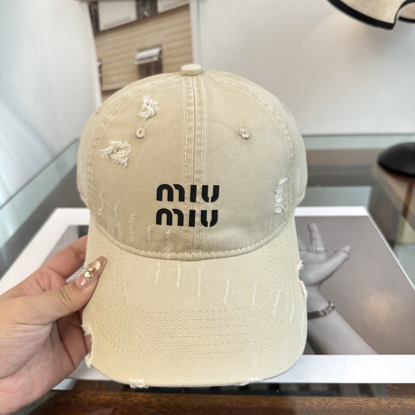 缪缪miumiu 棒球帽 简单休闲风的棒球帽 减龄百搭 适配度很高！简单随性~出街拍照拗造型非常加分~男