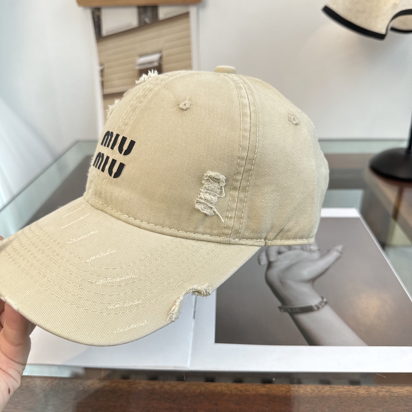 缪缪miumiu 棒球帽 简单休闲风的棒球帽 减龄百搭 适配度很高！简单随性~出街拍照拗造型非常加分~男