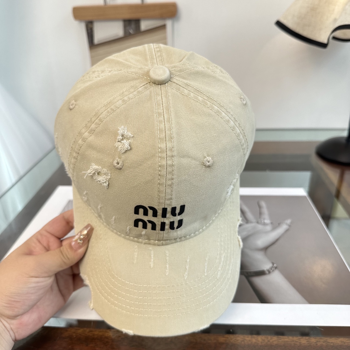 缪缪miumiu 棒球帽 简单休闲风的棒球帽 减龄百搭 适配度很高！简单随性~出街拍照拗造型非常加分~男
