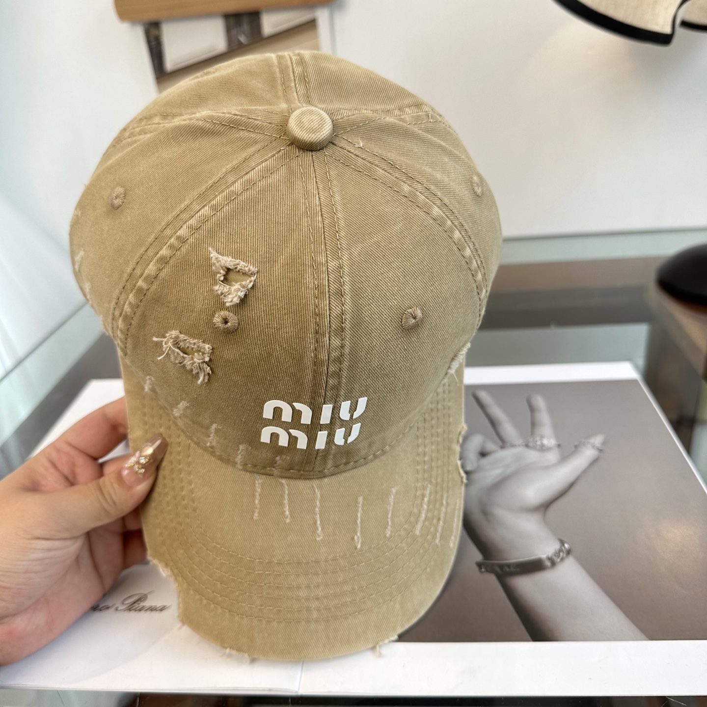 缪缪miumiu 棒球帽 简单休闲风的棒球帽 减龄百搭 适配度很高！简单随性~出街拍照拗造型非常加分~男