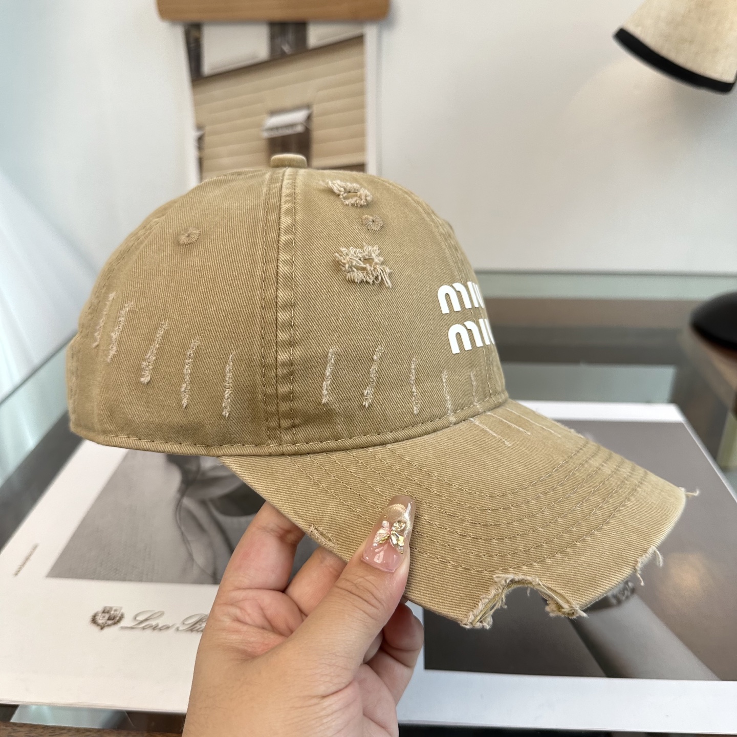 缪缪miumiu 棒球帽 简单休闲风的棒球帽 减龄百搭 适配度很高！简单随性~出街拍照拗造型非常加分~男