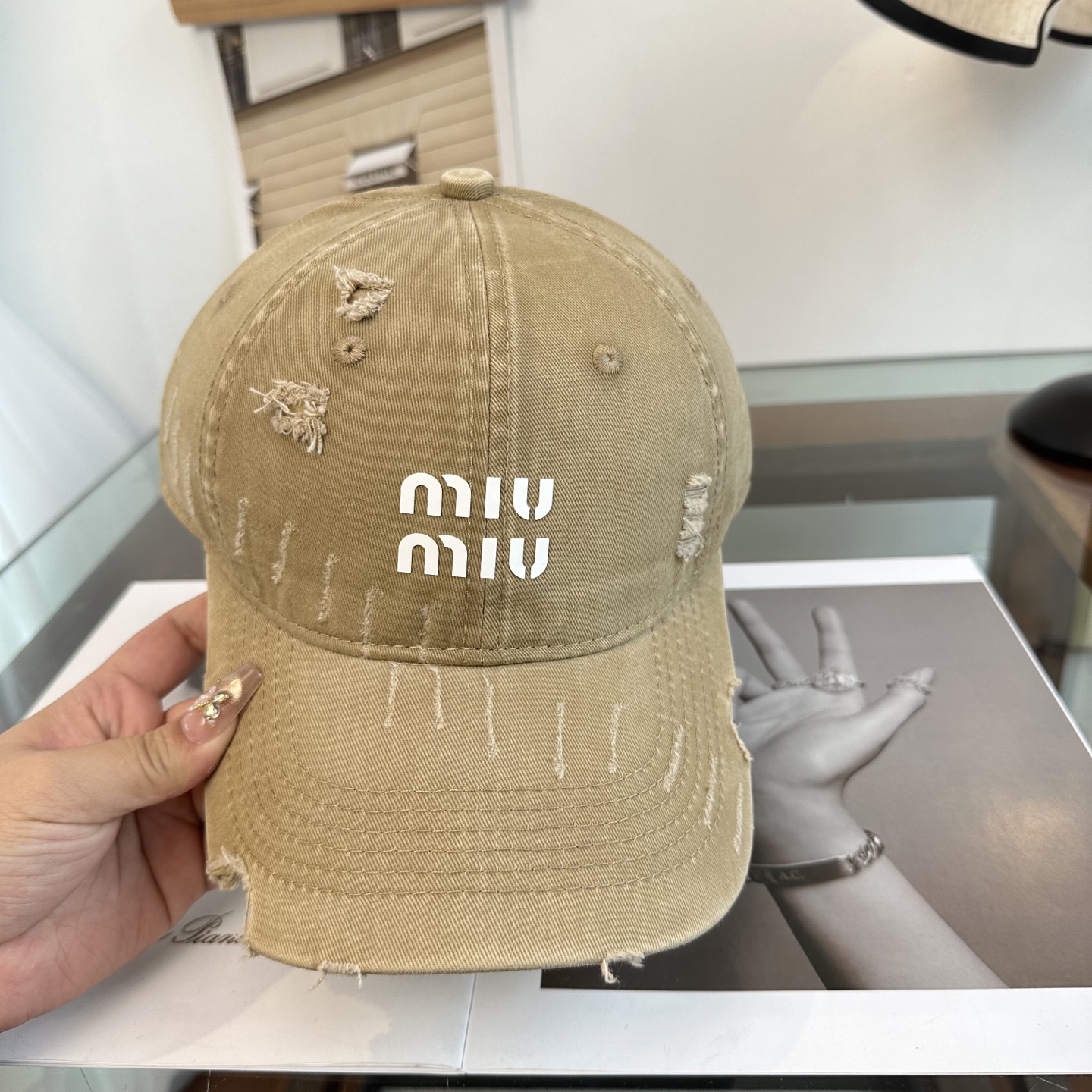 缪缪miumiu 棒球帽 简单休闲风的棒球帽 减龄百搭 适配度很高！简单随性~出街拍照拗造型非常加分~男