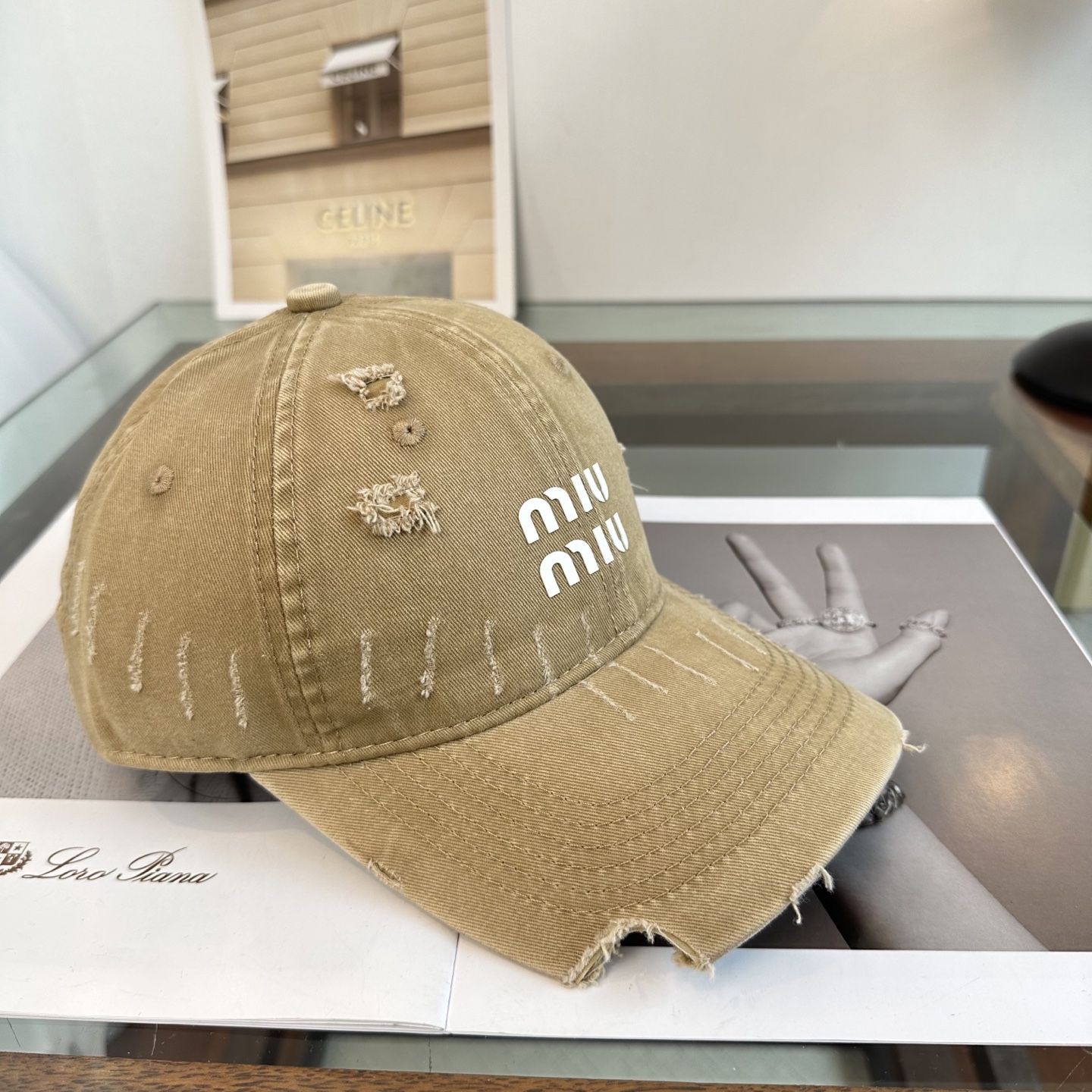 缪缪miumiu 棒球帽 简单休闲风的棒球帽 减龄百搭 适配度很高！简单随性~出街拍照拗造型非常加分~男