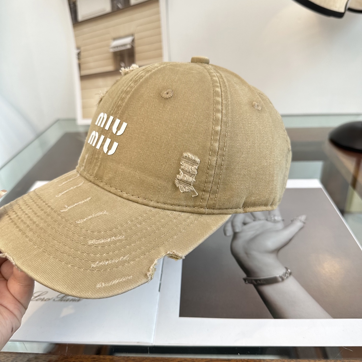 缪缪miumiu 棒球帽 简单休闲风的棒球帽 减龄百搭 适配度很高！简单随性~出街拍照拗造型非常加分~男