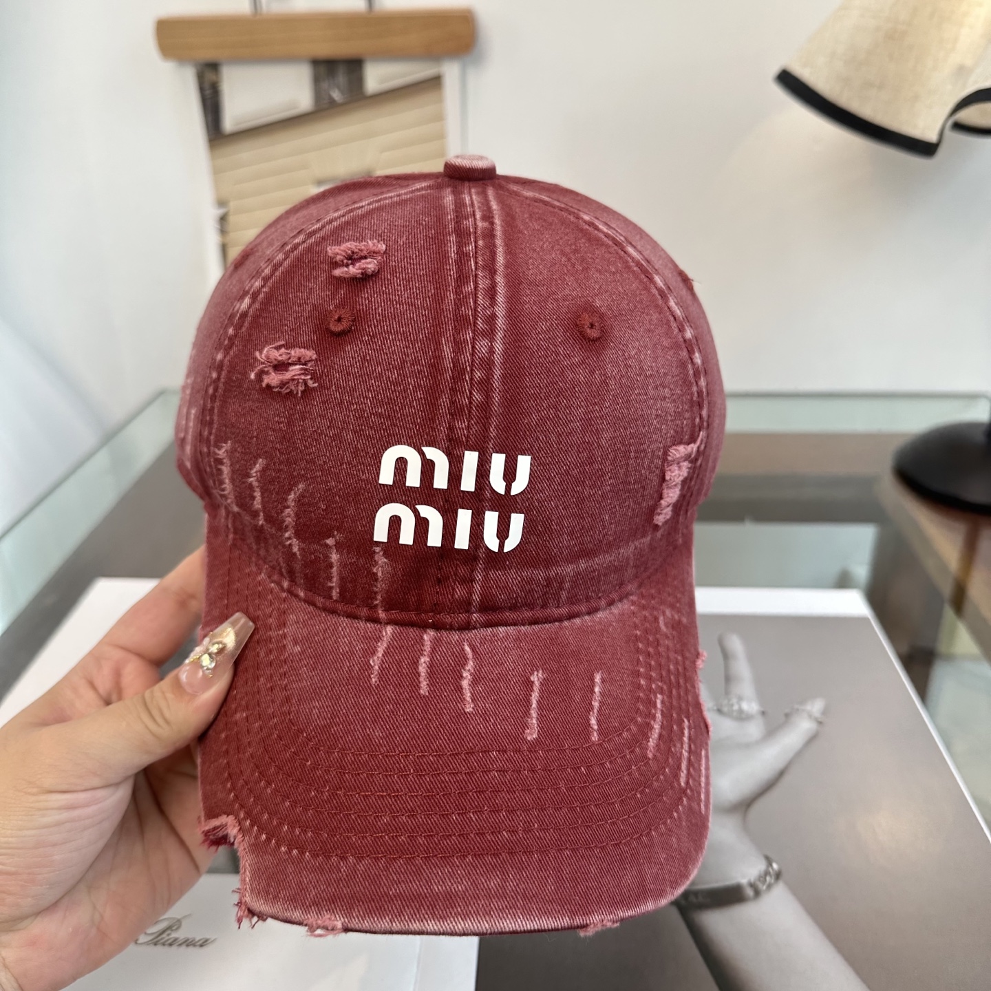 缪缪miumiu 棒球帽 简单休闲风的棒球帽 减龄百搭 适配度很高！简单随性~出街拍照拗造型非常加分~男