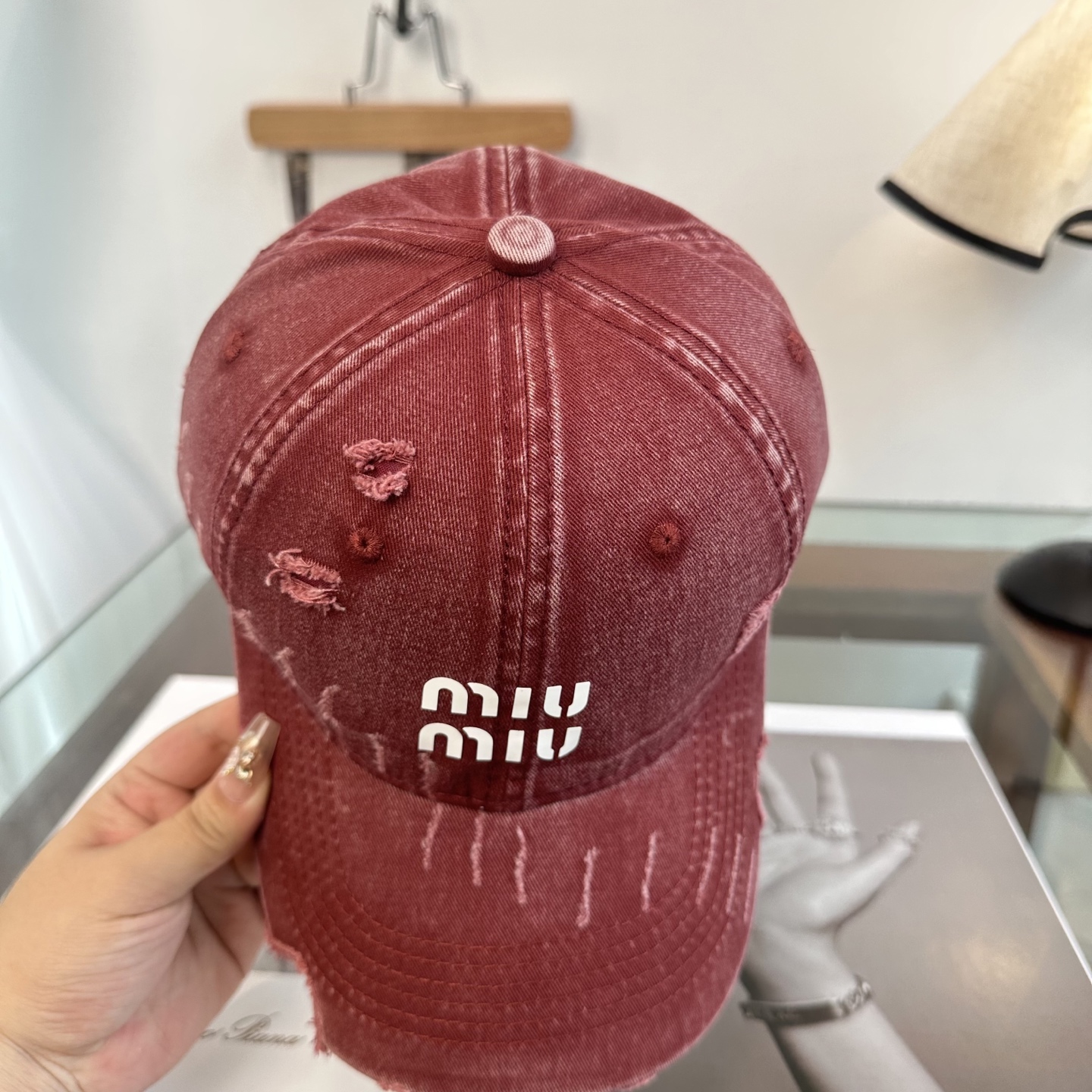 缪缪miumiu 棒球帽 简单休闲风的棒球帽 减龄百搭 适配度很高！简单随性~出街拍照拗造型非常加分~男