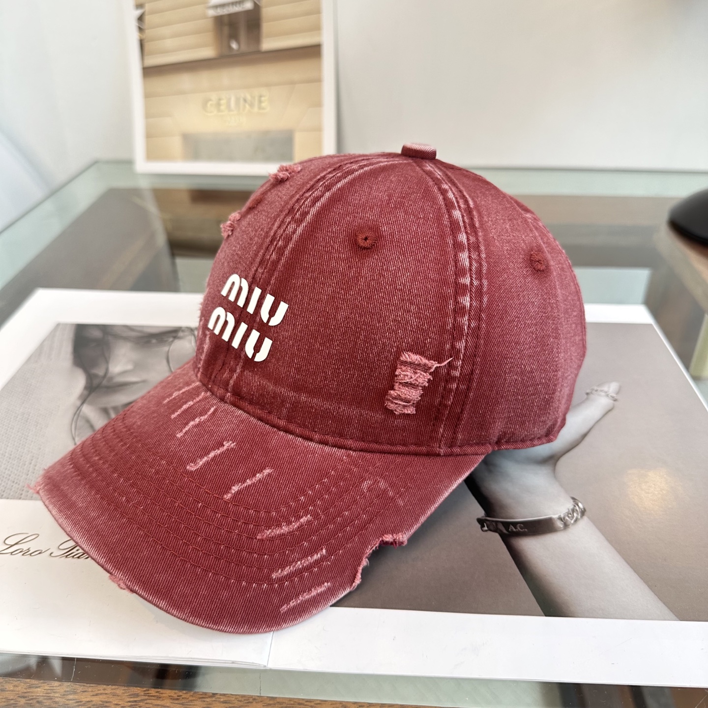 缪缪miumiu 棒球帽 简单休闲风的棒球帽 减龄百搭 适配度很高！简单随性~出街拍照拗造型非常加分~男
