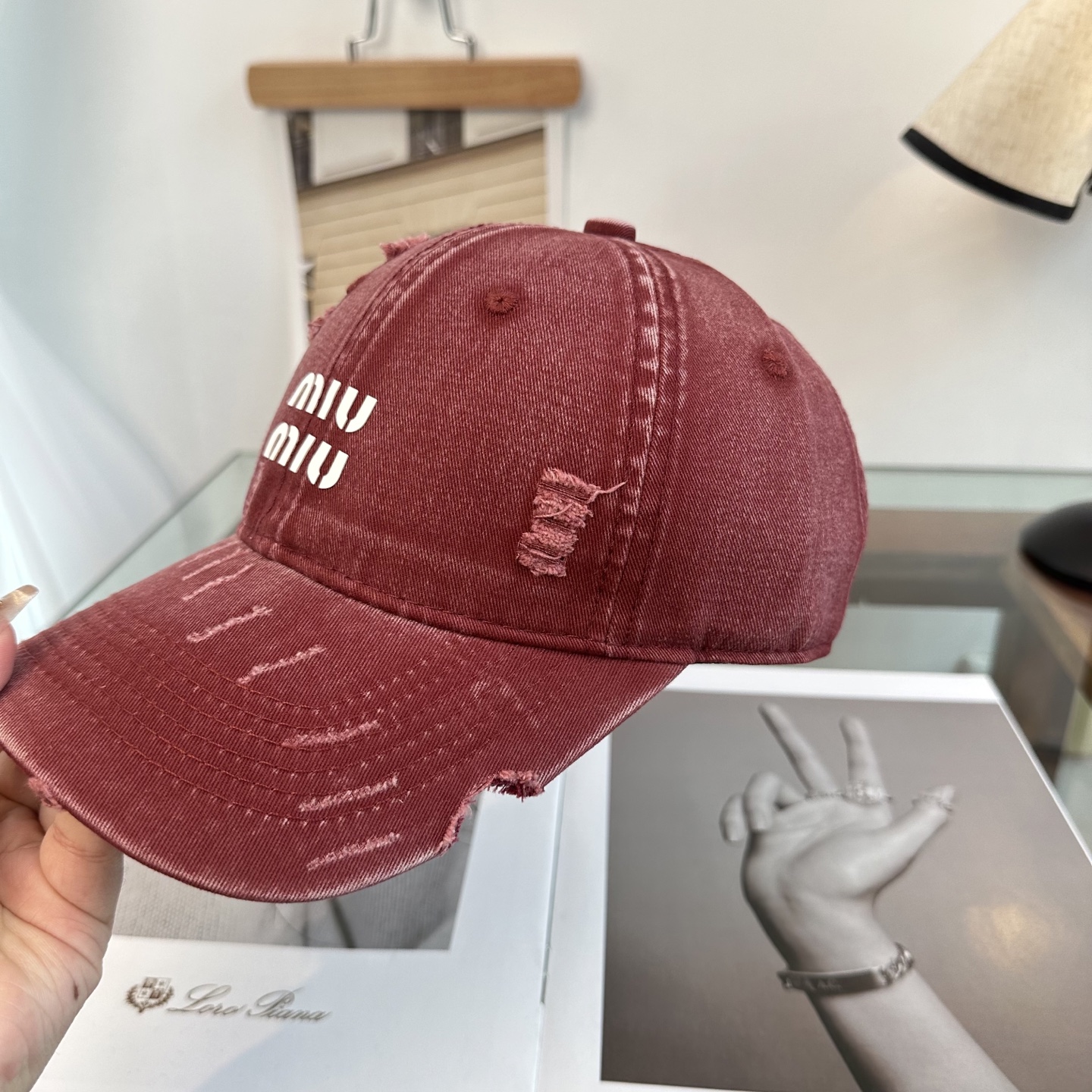 缪缪miumiu 棒球帽 简单休闲风的棒球帽 减龄百搭 适配度很高！简单随性~出街拍照拗造型非常加分~男
