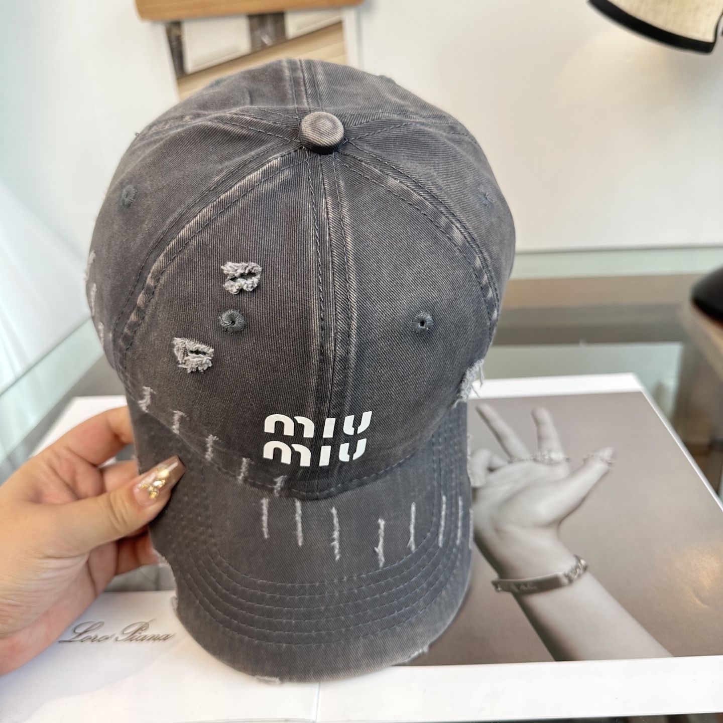 缪缪miumiu 棒球帽 简单休闲风的棒球帽 减龄百搭 适配度很高！简单随性~出街拍照拗造型非常加分~男