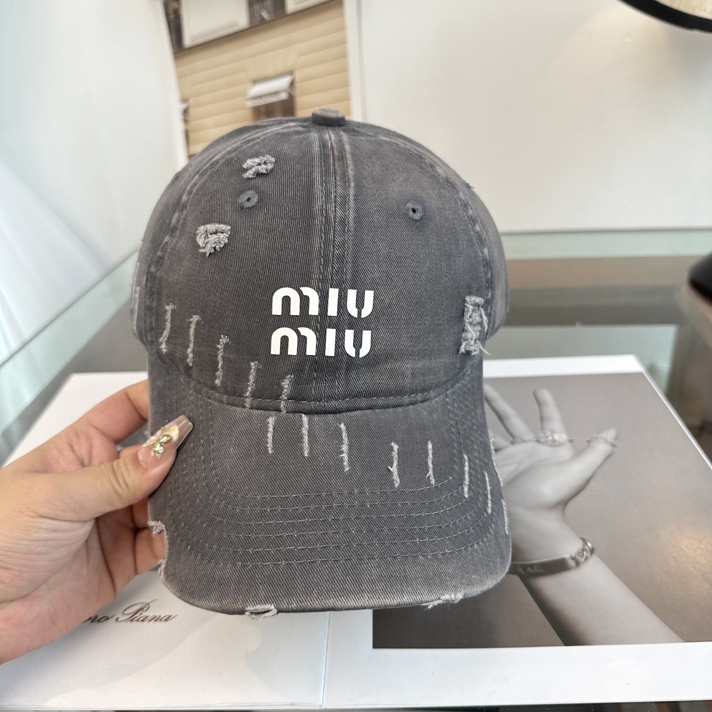缪缪miumiu 棒球帽 简单休闲风的棒球帽 减龄百搭 适配度很高！简单随性~出街拍照拗造型非常加分~男