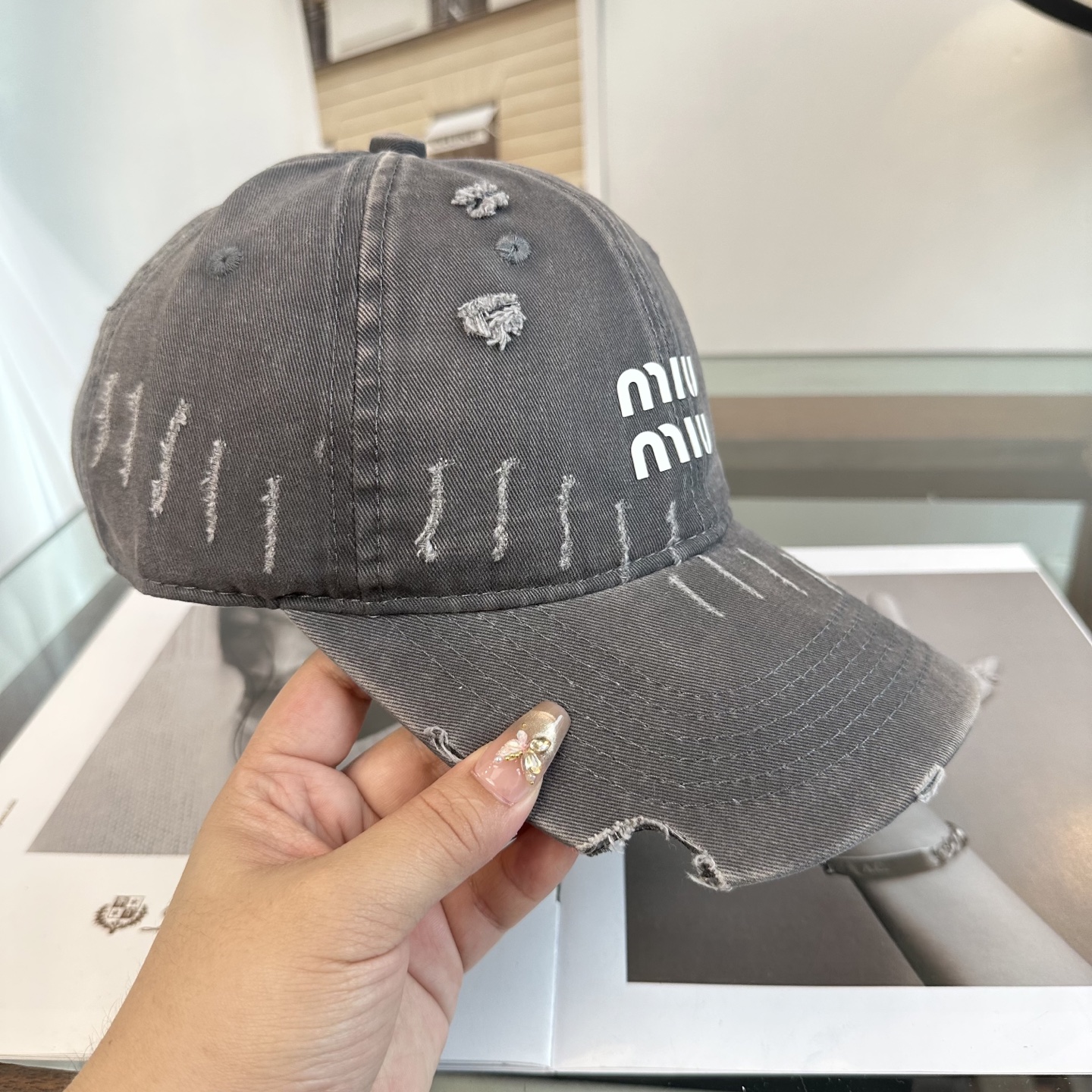缪缪miumiu 棒球帽 简单休闲风的棒球帽 减龄百搭 适配度很高！简单随性~出街拍照拗造型非常加分~男