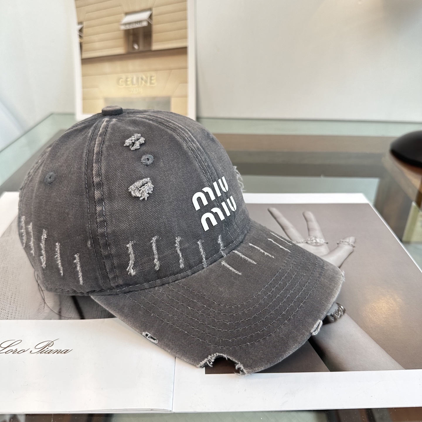 缪缪miumiu 棒球帽 简单休闲风的棒球帽 减龄百搭 适配度很高！简单随性~出街拍照拗造型非常加分~男