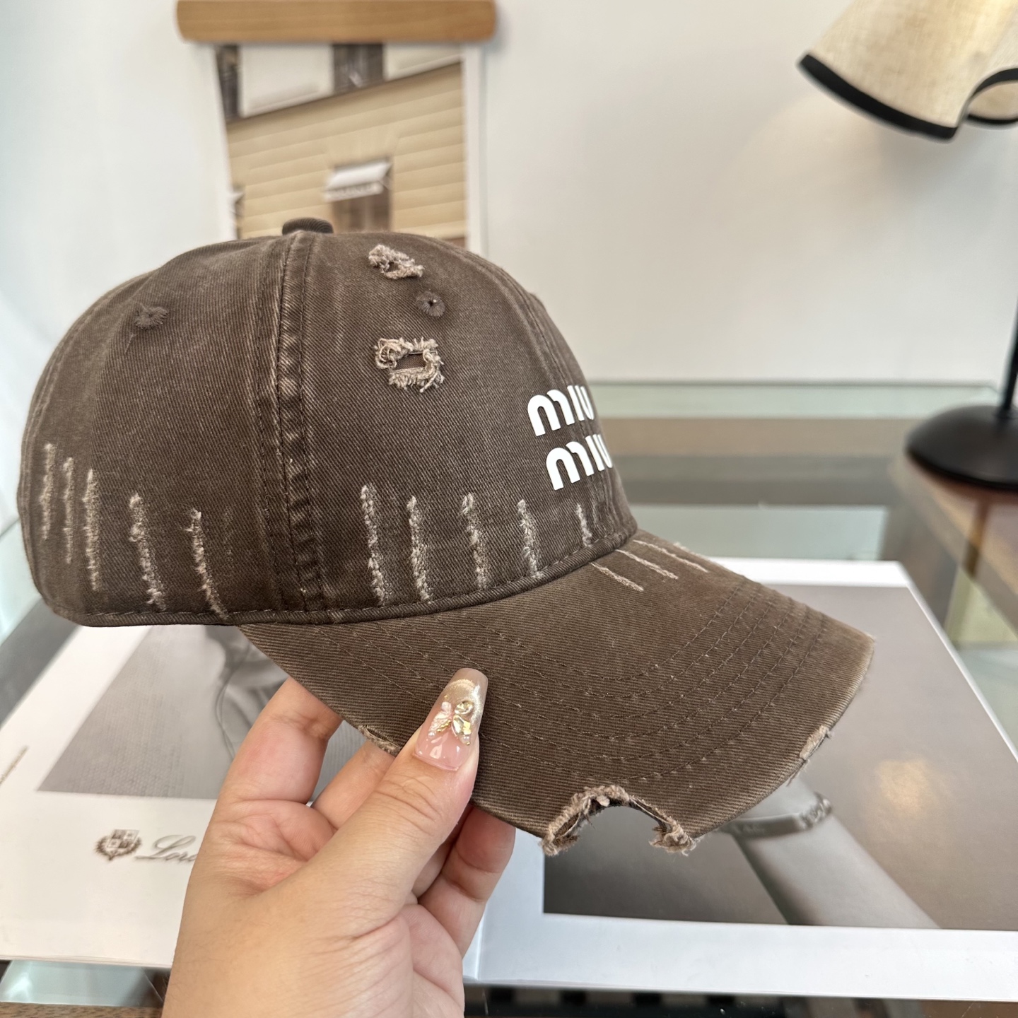 缪缪miumiu 棒球帽 简单休闲风的棒球帽 减龄百搭 适配度很高！简单随性~出街拍照拗造型非常加分~男