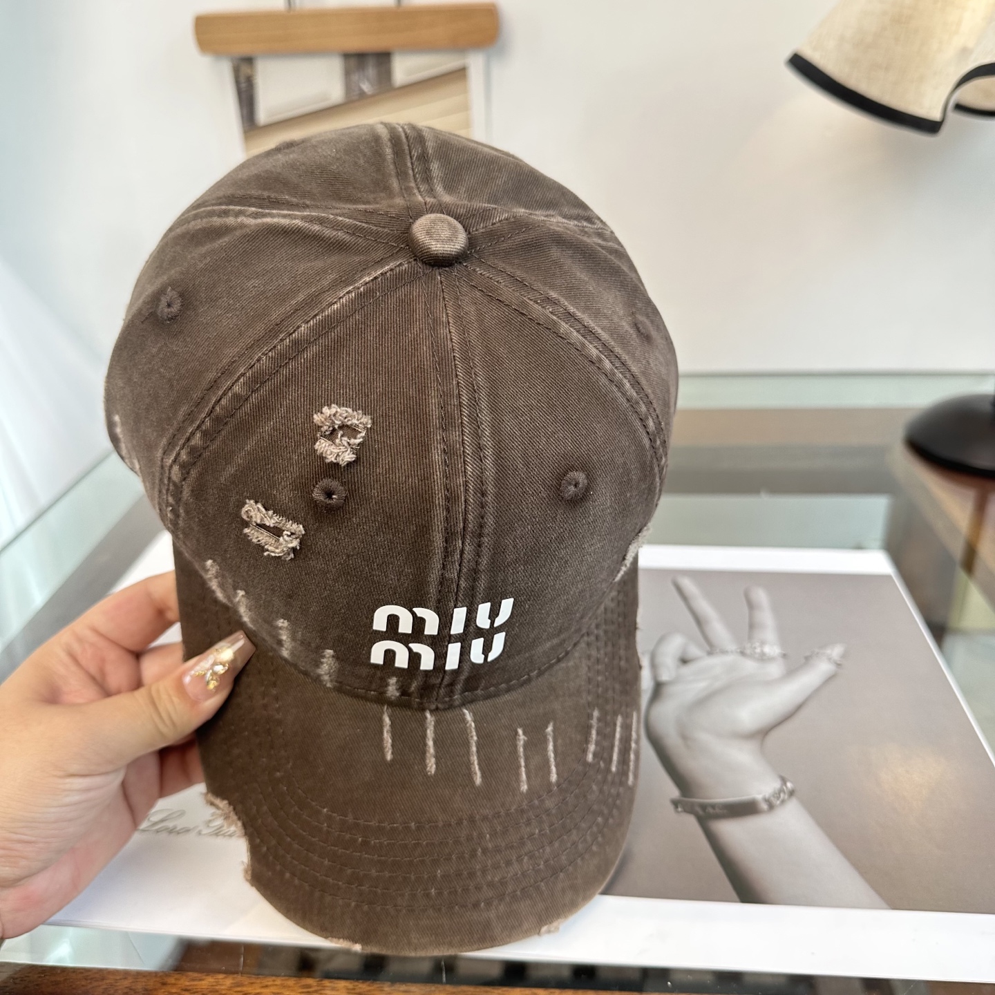 缪缪miumiu 棒球帽 简单休闲风的棒球帽 减龄百搭 适配度很高！简单随性~出街拍照拗造型非常加分~男
