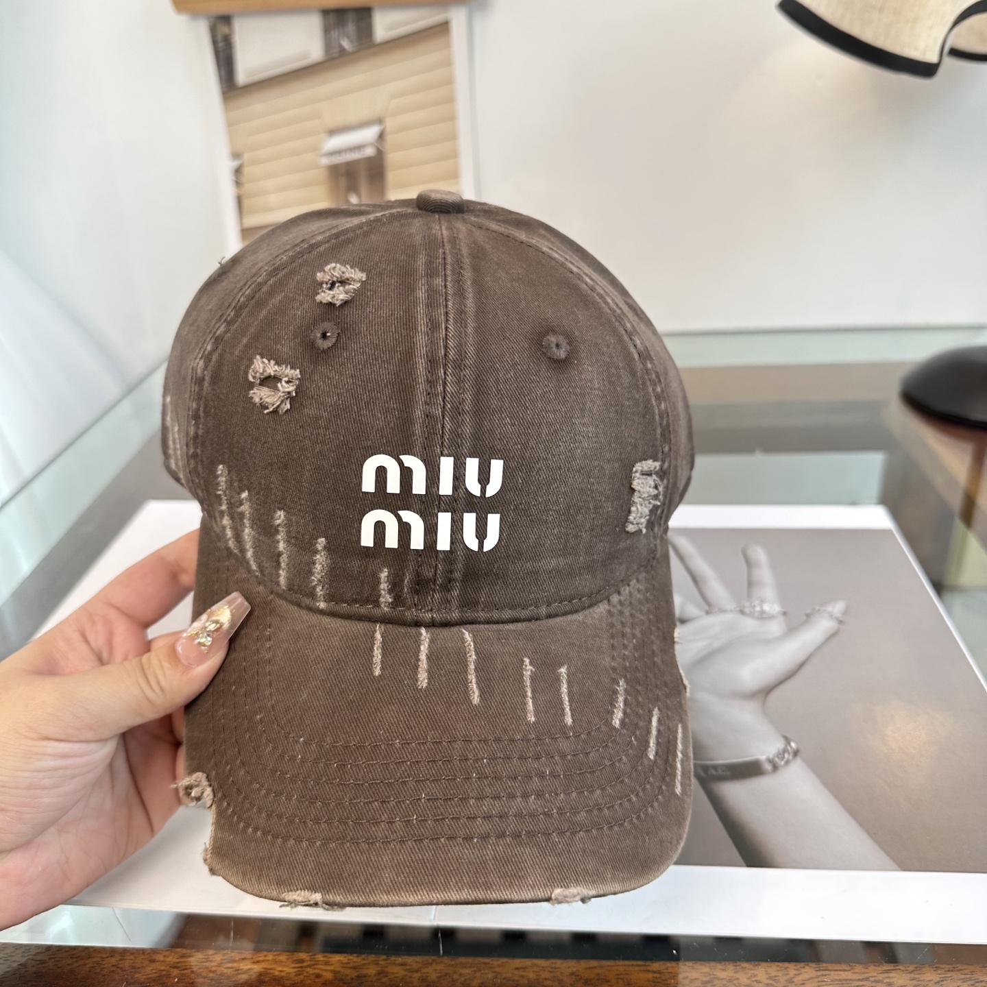 缪缪miumiu 棒球帽 简单休闲风的棒球帽 减龄百搭 适配度很高！简单随性~出街拍照拗造型非常加分~男