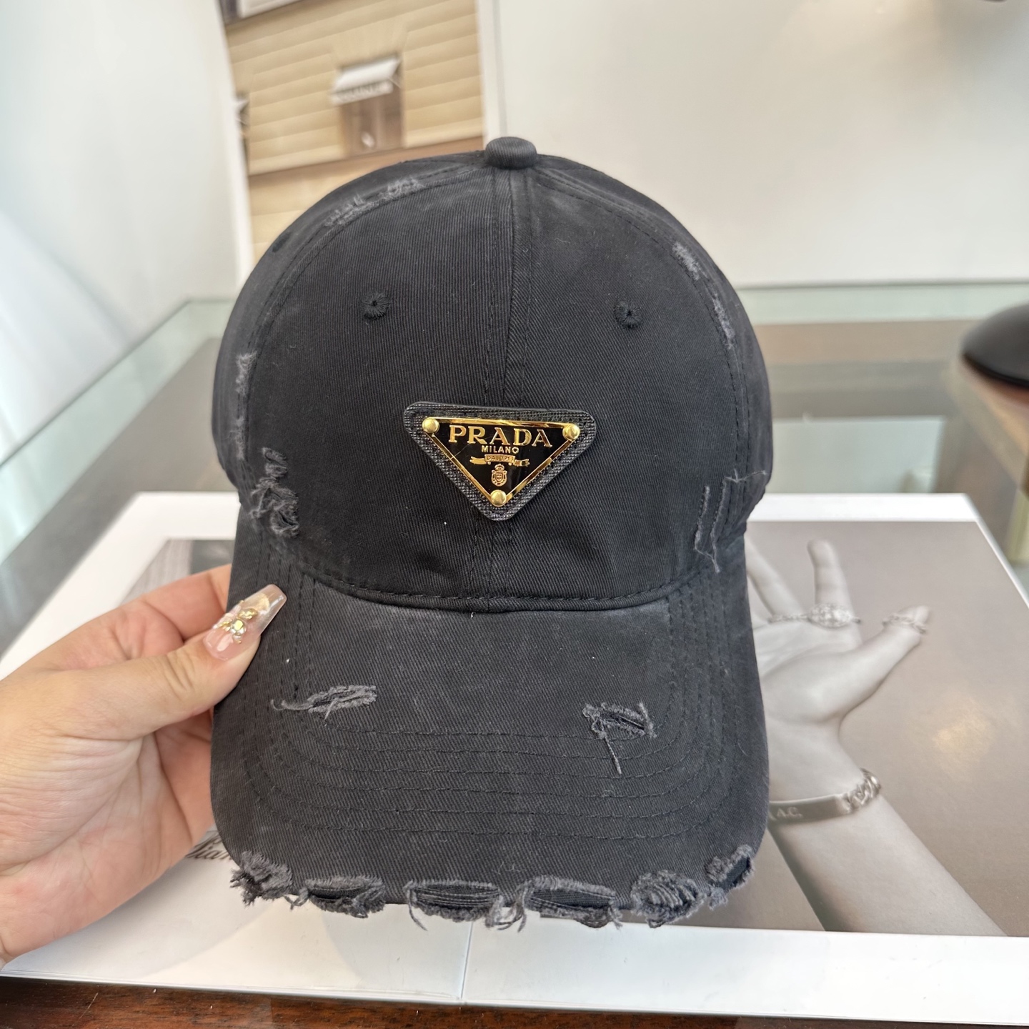 普拉达 经典三角标棒球帽设计感超强，让人耳目一新头型非常好，可以修饰各种头型，实力百搭款