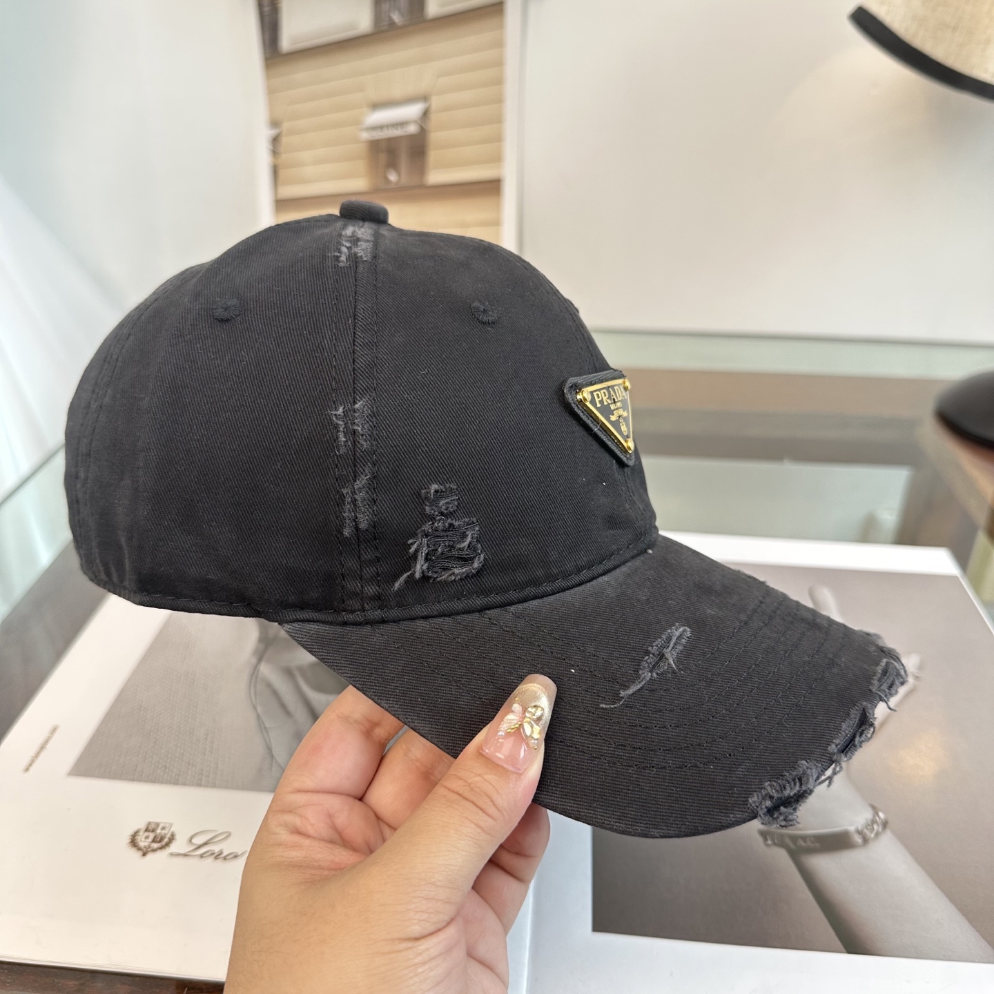 普拉达 经典三角标棒球帽设计感超强，让人耳目一新头型非常好，可以修饰各种头型，实力百搭款