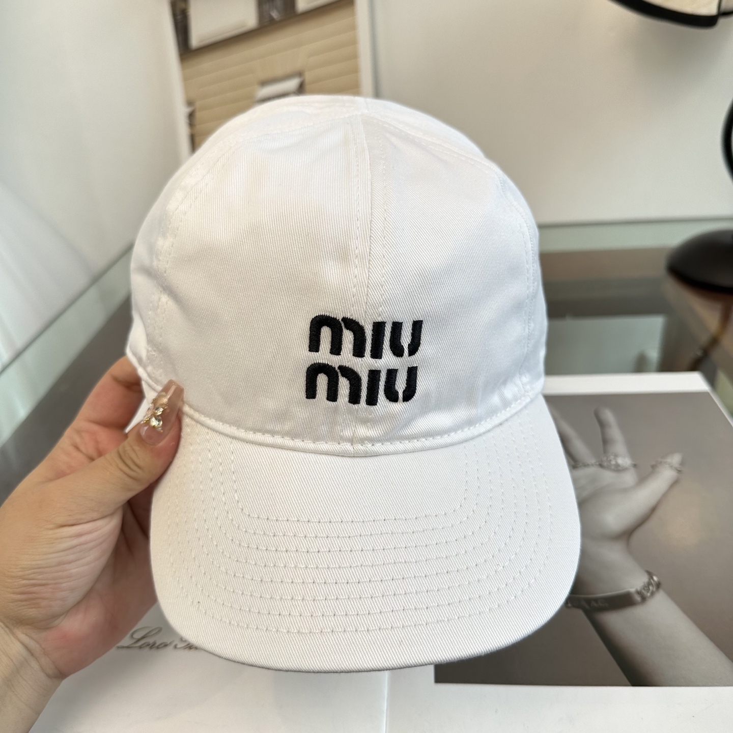 MiuMiu新款棒球帽帽子的版型很好，不管怎么搭配都好看，春夏look配饰😎