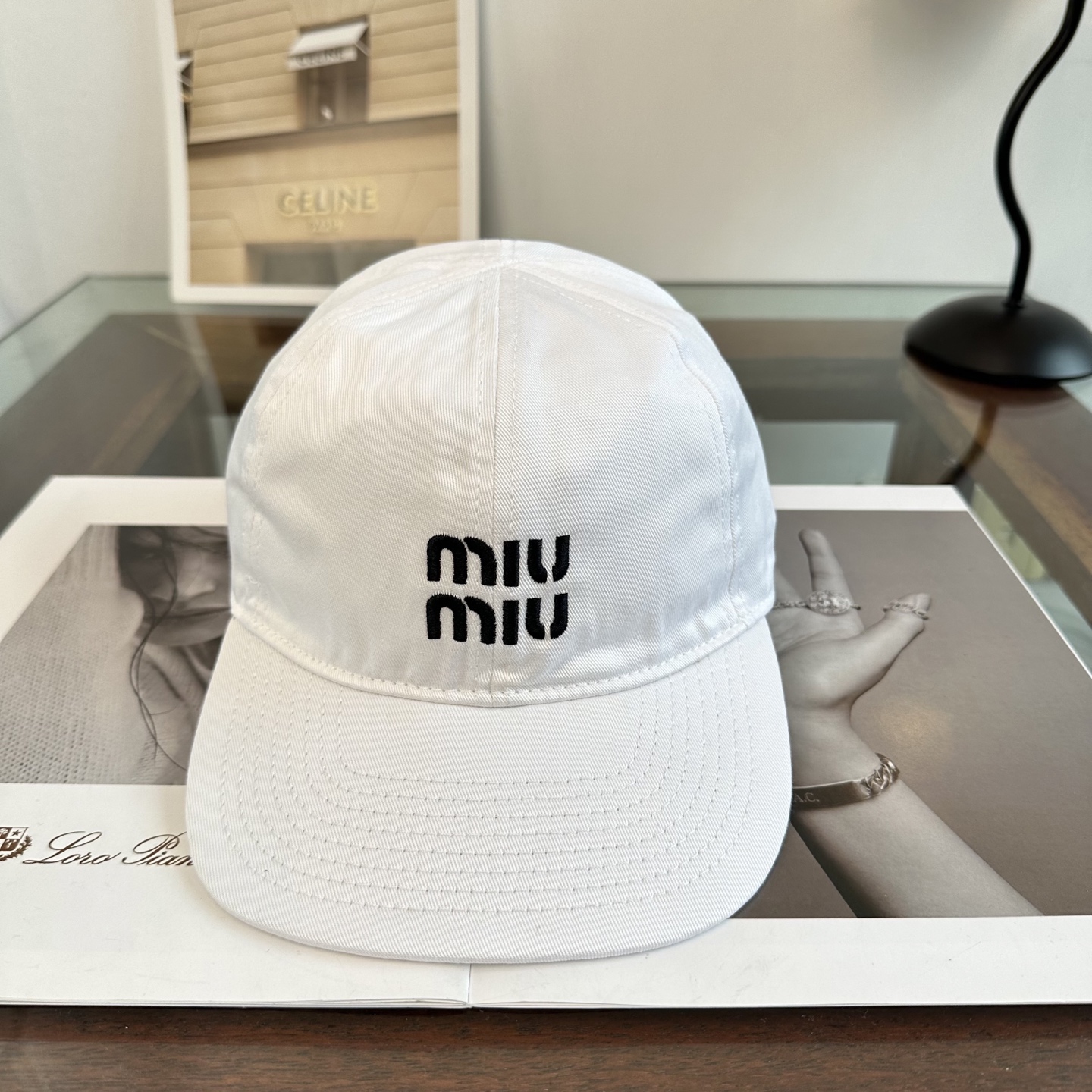 MiuMiu新款棒球帽帽子的版型很好，不管怎么搭配都好看，春夏look配饰😎