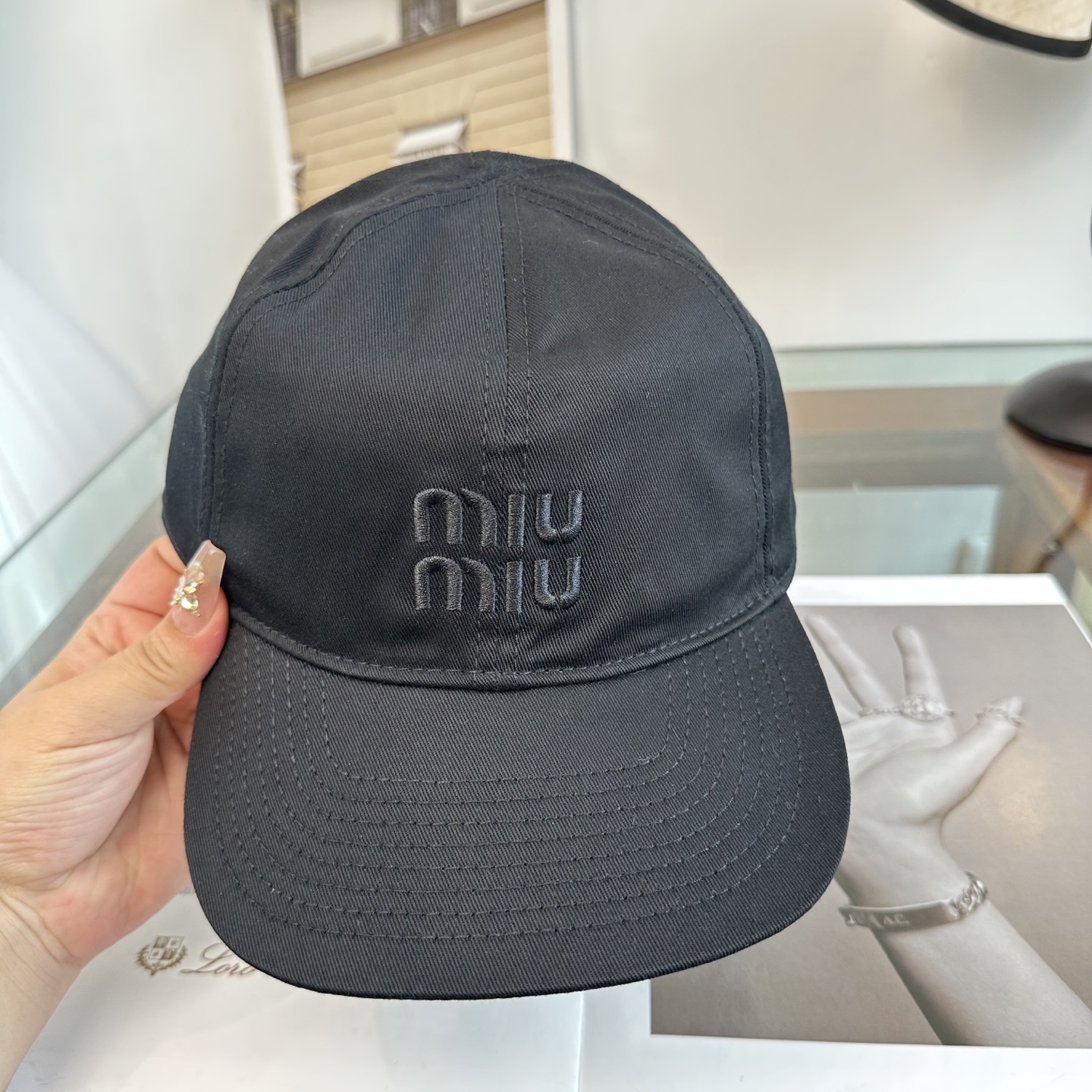 MiuMiu新款棒球帽帽子的版型很好，不管怎么搭配都好看，春夏look配饰😎