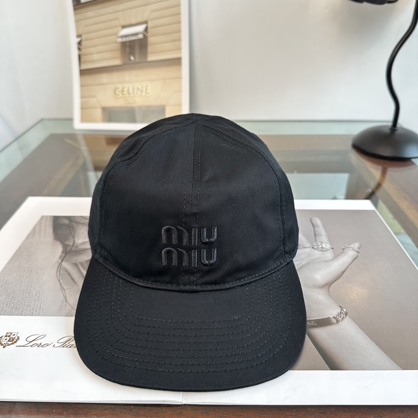 MiuMiu新款棒球帽帽子的版型很好，不管怎么搭配都好看，春夏look配饰😎