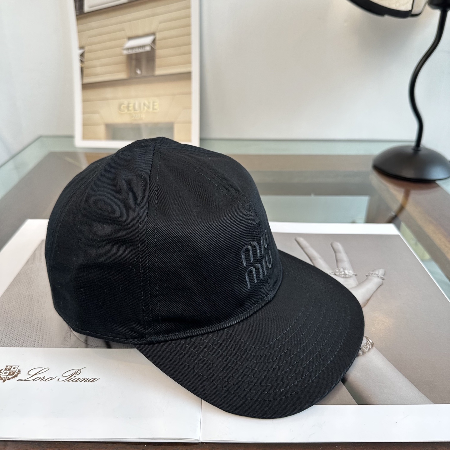 MiuMiu新款棒球帽帽子的版型很好，不管怎么搭配都好看，春夏look配饰😎
