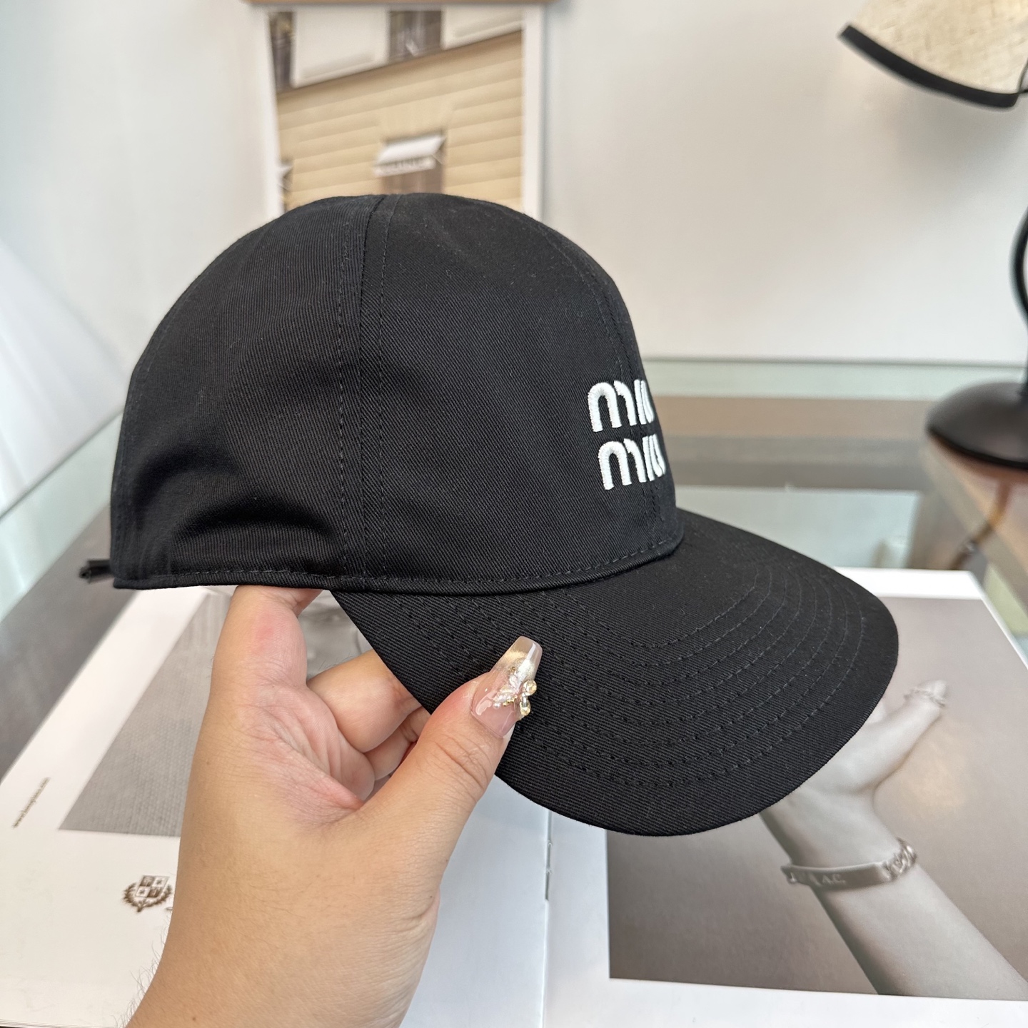 MiuMiu新款棒球帽帽子的版型很好，不管怎么搭配都好看，春夏look配饰😎