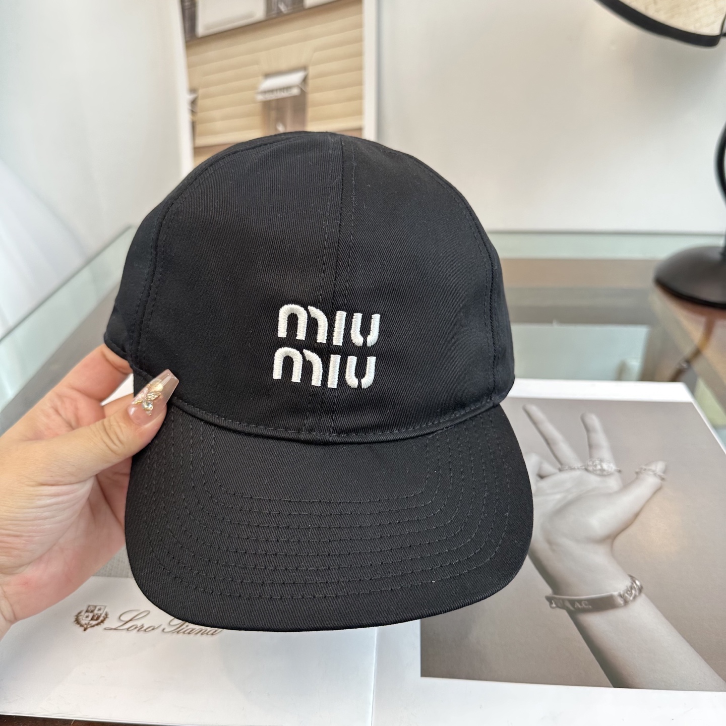 MiuMiu新款棒球帽帽子的版型很好，不管怎么搭配都好看，春夏look配饰😎
