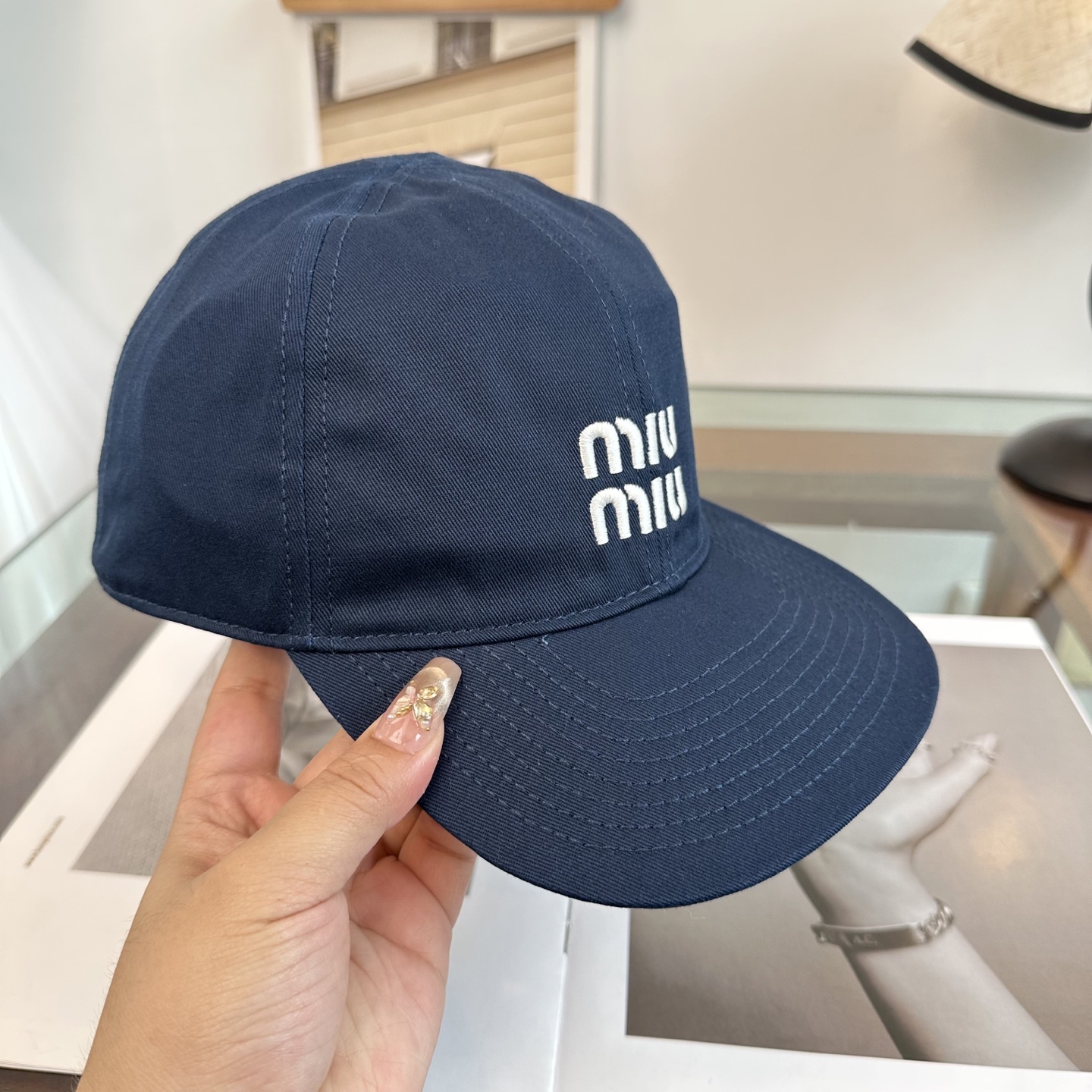MiuMiu新款棒球帽帽子的版型很好，不管怎么搭配都好看，春夏look配饰😎