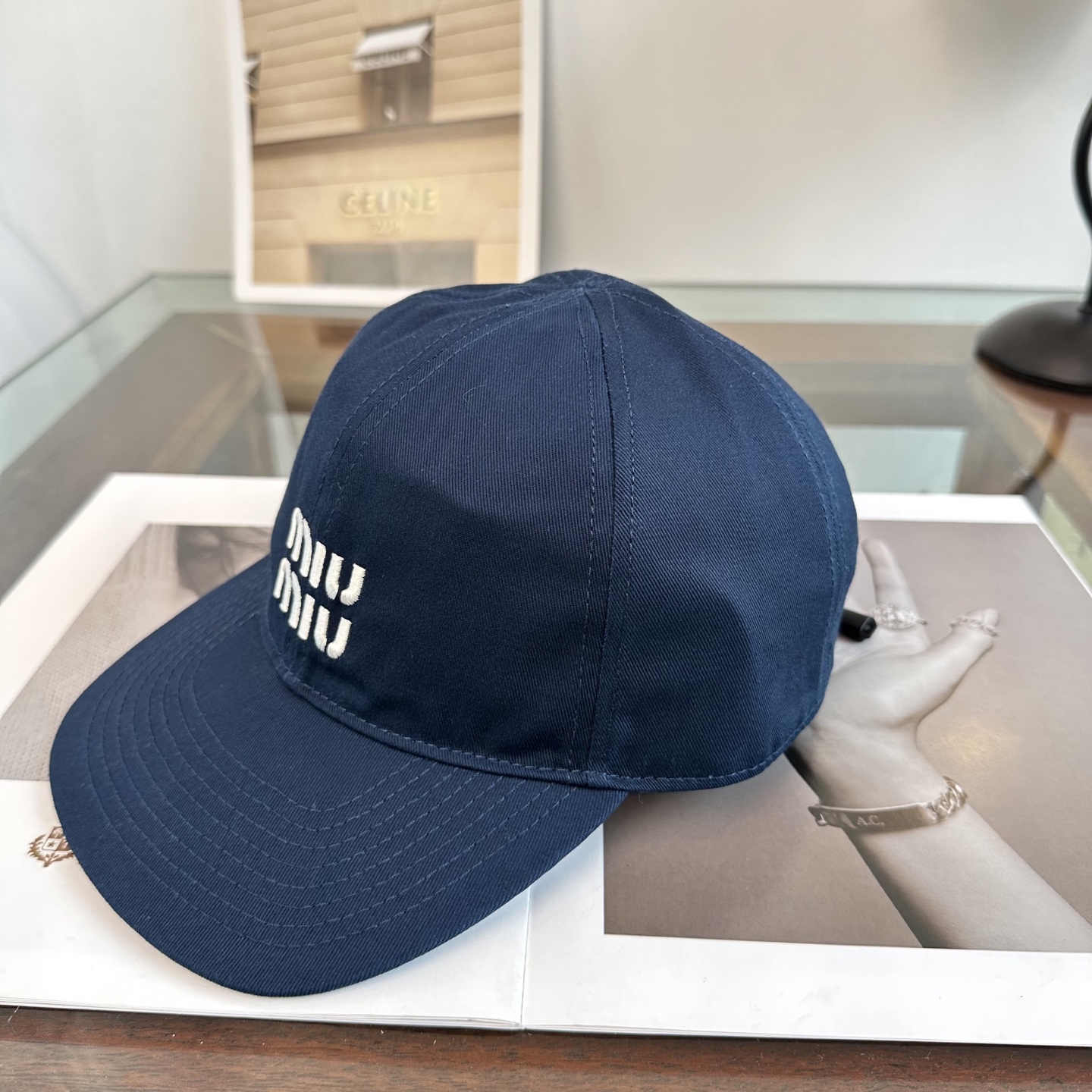 MiuMiu新款棒球帽帽子的版型很好，不管怎么搭配都好看，春夏look配饰😎