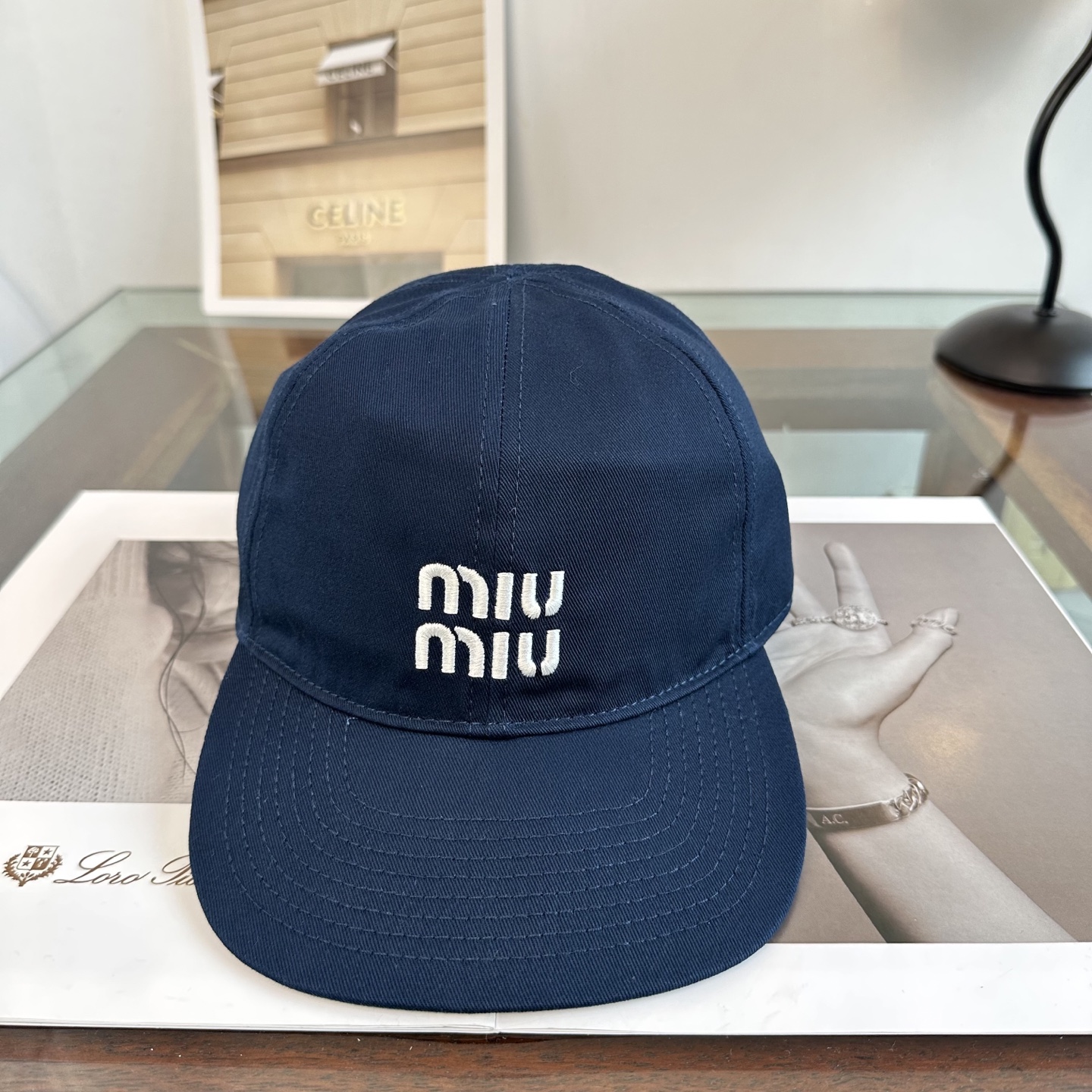MiuMiu新款棒球帽帽子的版型很好，不管怎么搭配都好看，春夏look配饰😎