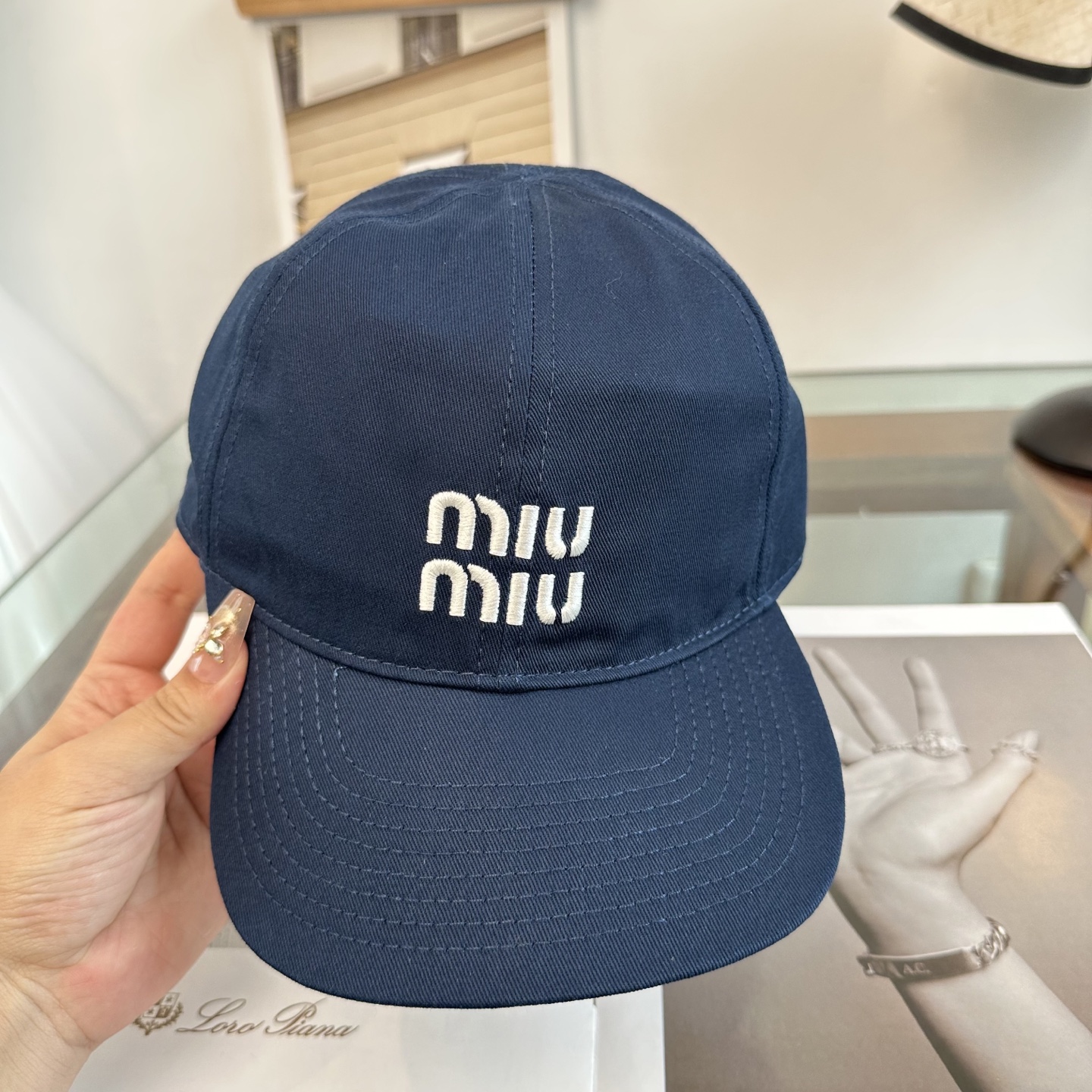 MiuMiu新款棒球帽帽子的版型很好，不管怎么搭配都好看，春夏look配饰😎