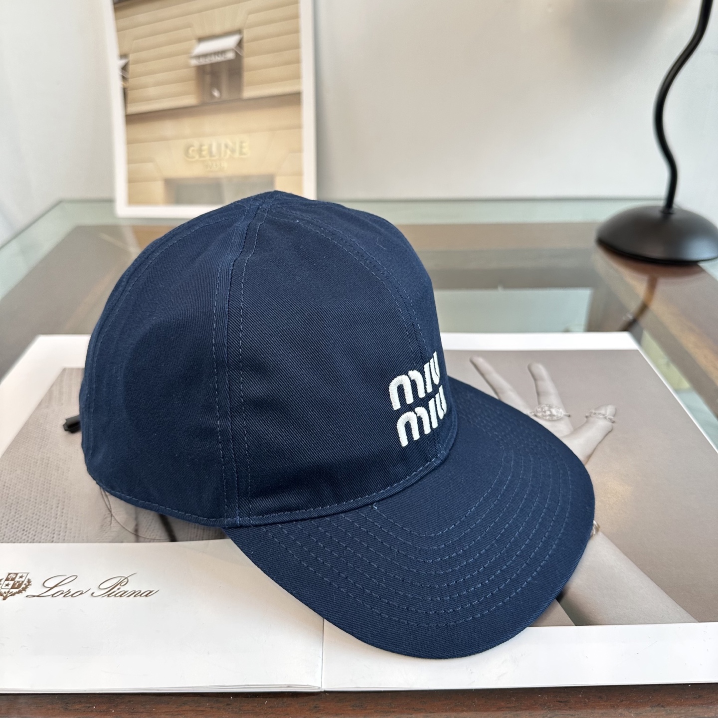 MiuMiu新款棒球帽帽子的版型很好，不管怎么搭配都好看，春夏look配饰😎