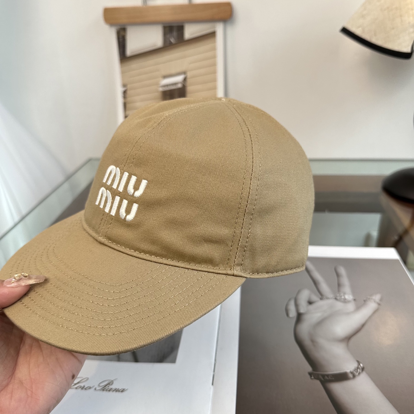 MiuMiu新款棒球帽帽子的版型很好，不管怎么搭配都好看，春夏look配饰😎