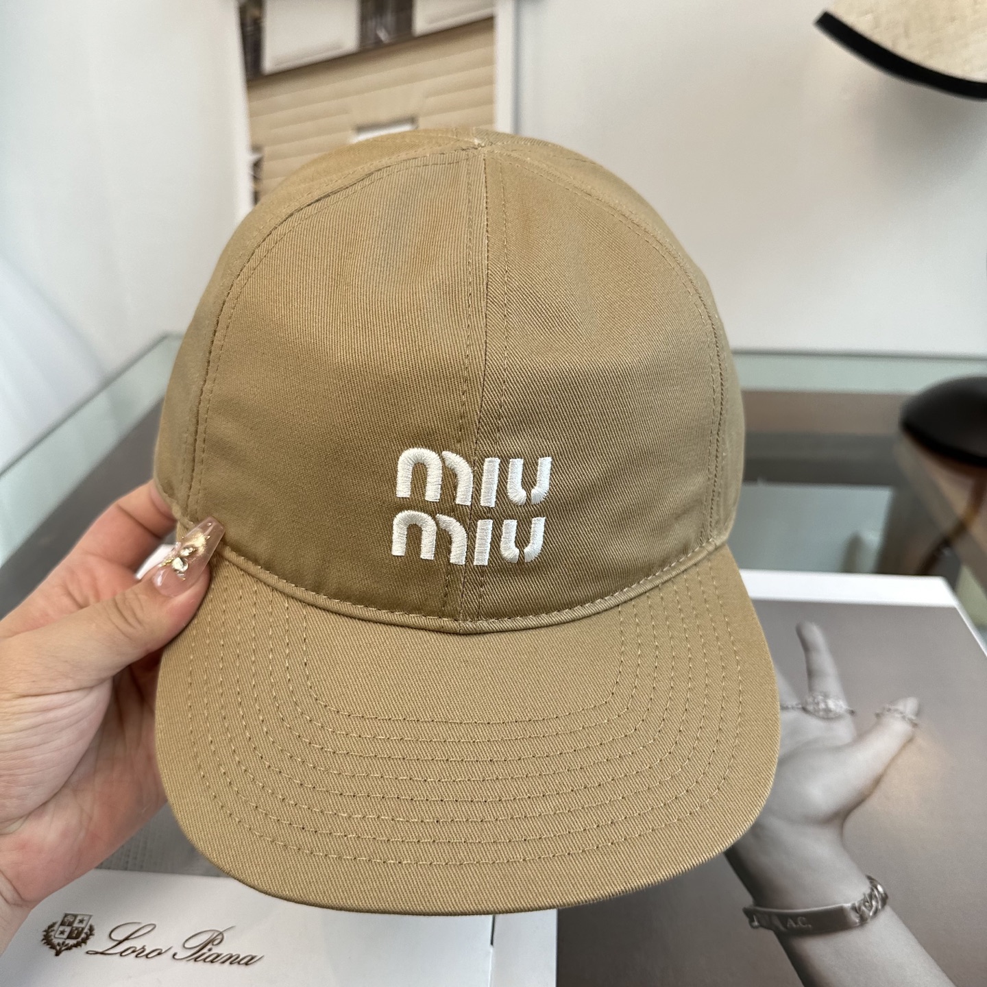 MiuMiu新款棒球帽帽子的版型很好，不管怎么搭配都好看，春夏look配饰😎