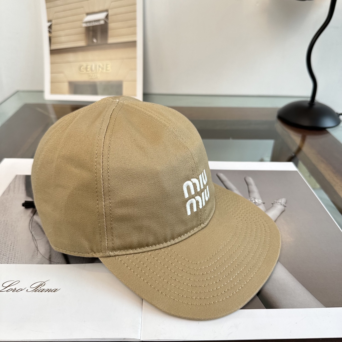 MiuMiu新款棒球帽帽子的版型很好，不管怎么搭配都好看，春夏look配饰😎