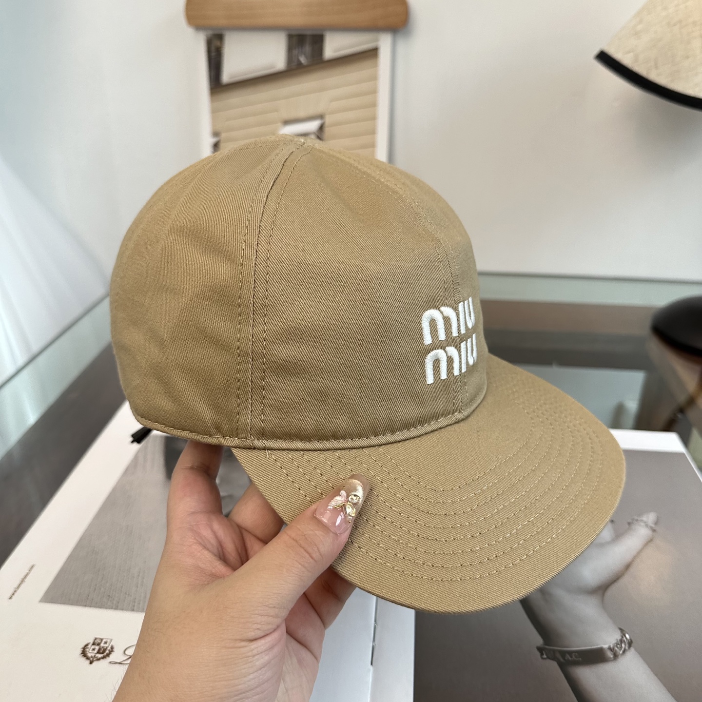 MiuMiu新款棒球帽帽子的版型很好，不管怎么搭配都好看，春夏look配饰😎