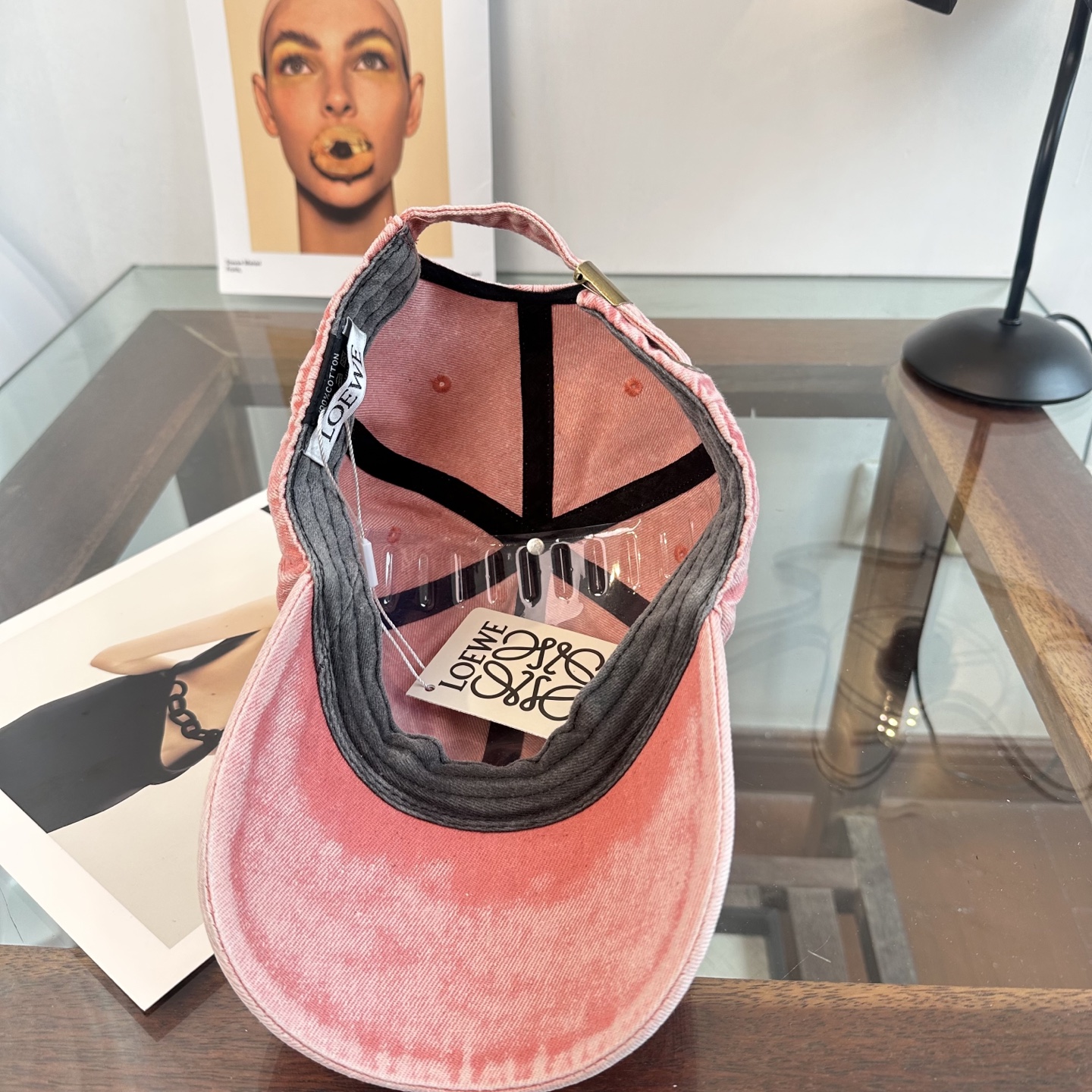 Loewe罗意威26春棒球们颜值担当，遮阳挡风的四季款，闭眼入不会撞款喔！版型挺阔 面料很好喔