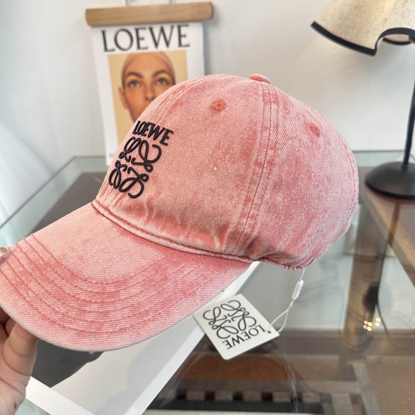 Loewe罗意威26春棒球们颜值担当，遮阳挡风的四季款，闭眼入不会撞款喔！版型挺阔 面料很好喔
