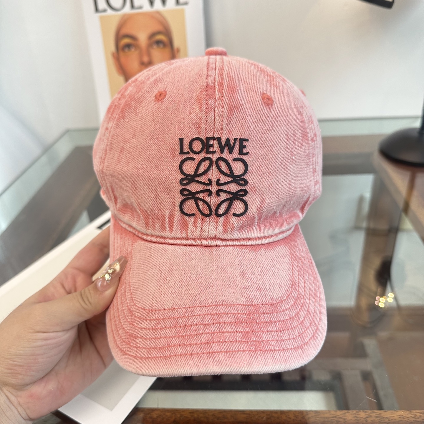 Loewe罗意威26春棒球们颜值担当，遮阳挡风的四季款，闭眼入不会撞款喔！版型挺阔 面料很好喔